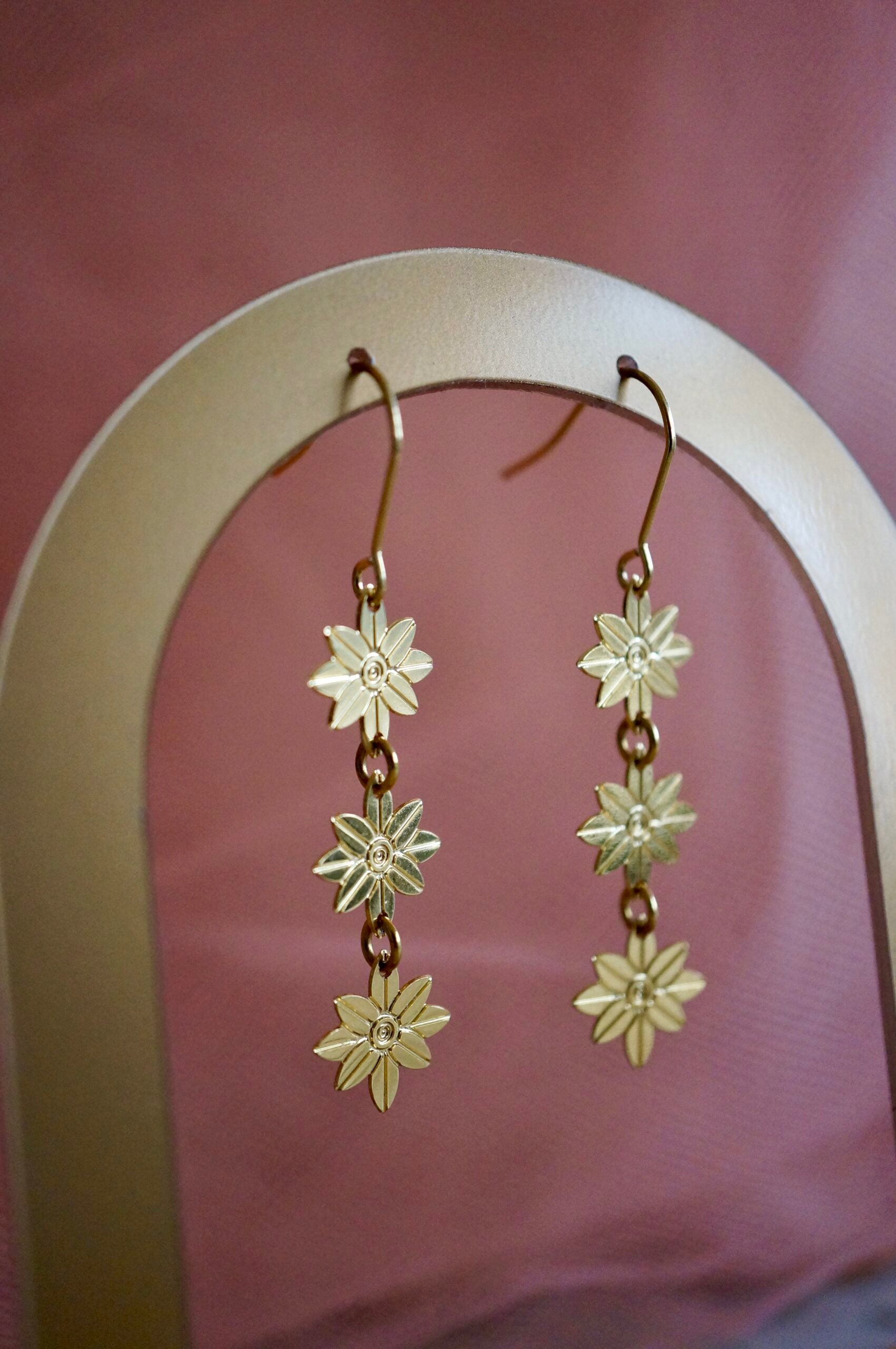 Jill mini version ~ trio of flowers dangling earrings in gold-plated brass