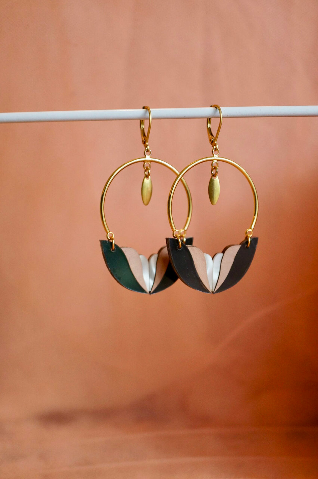 Boucles d'oreilles "Mila" en plexiglas noir