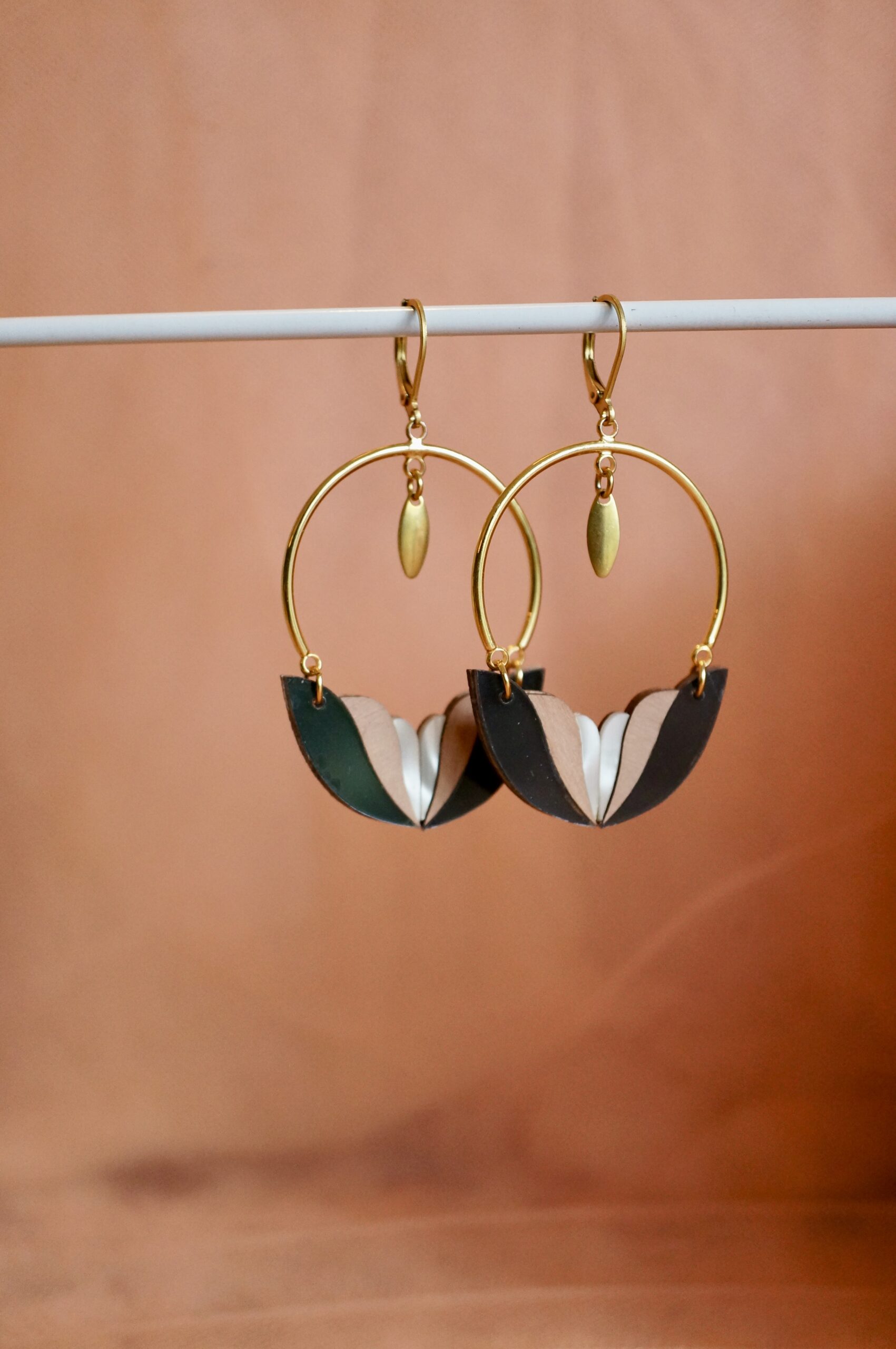 Boucles d'oreilles "Mila" en plexiglas noir