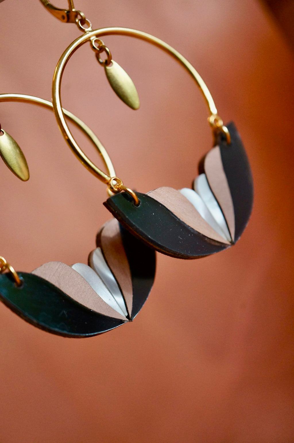 Boucles d'oreilles "Mila" en plexiglas noir