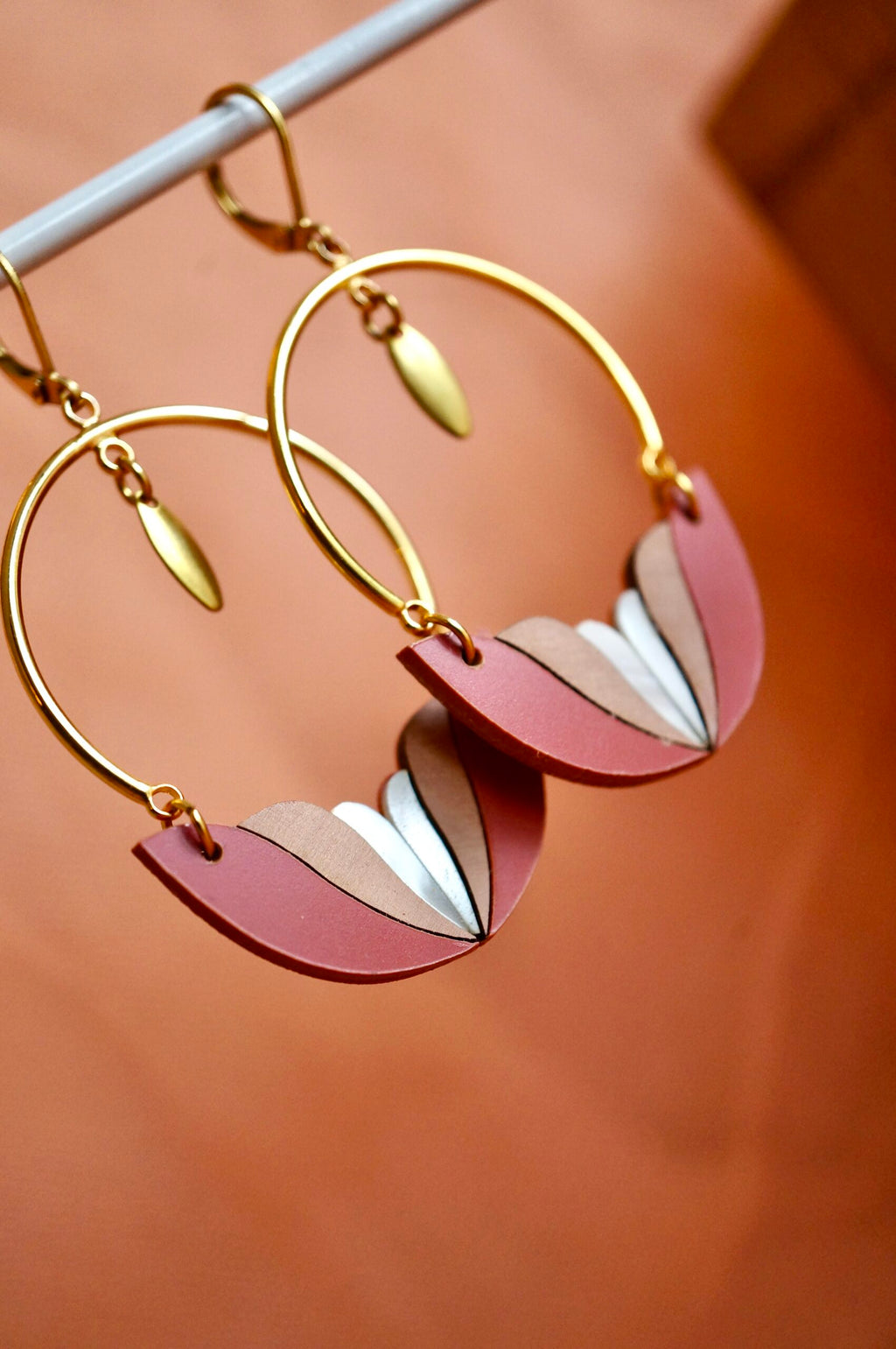 Boucles d'oreilles "Mila" en plexiglas rouge