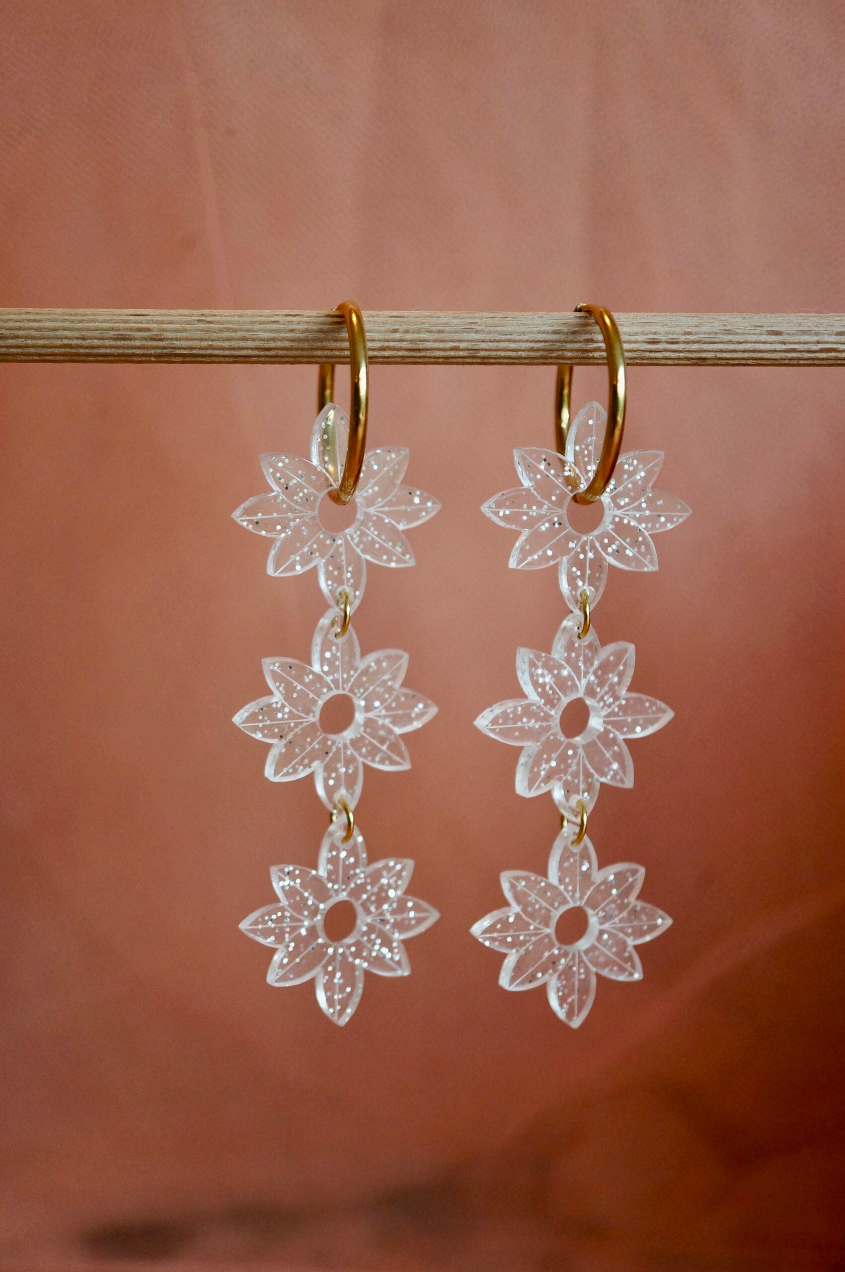 Créoles pendantes trio de fleurs en plexiglas pailleté ~ Jill ~ version maxi