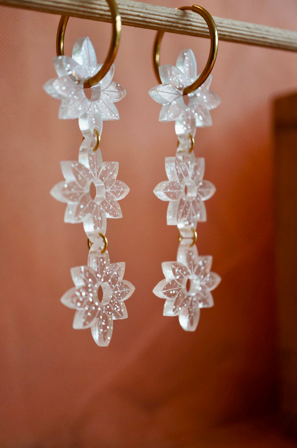Créoles pendantes trio de fleurs en plexiglas pailleté ~ Jill ~ version maxi