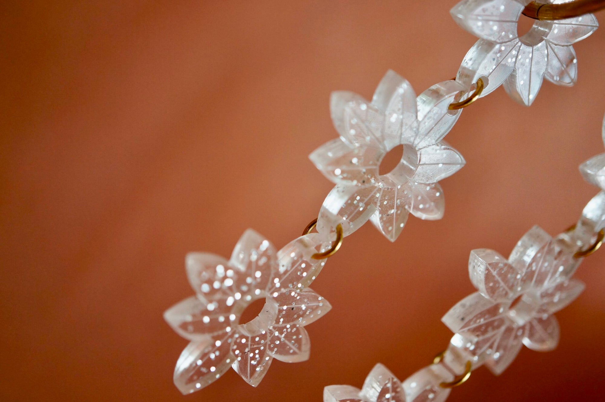 Créoles pendantes trio de fleurs en plexiglas pailleté ~ Jill ~ version maxi