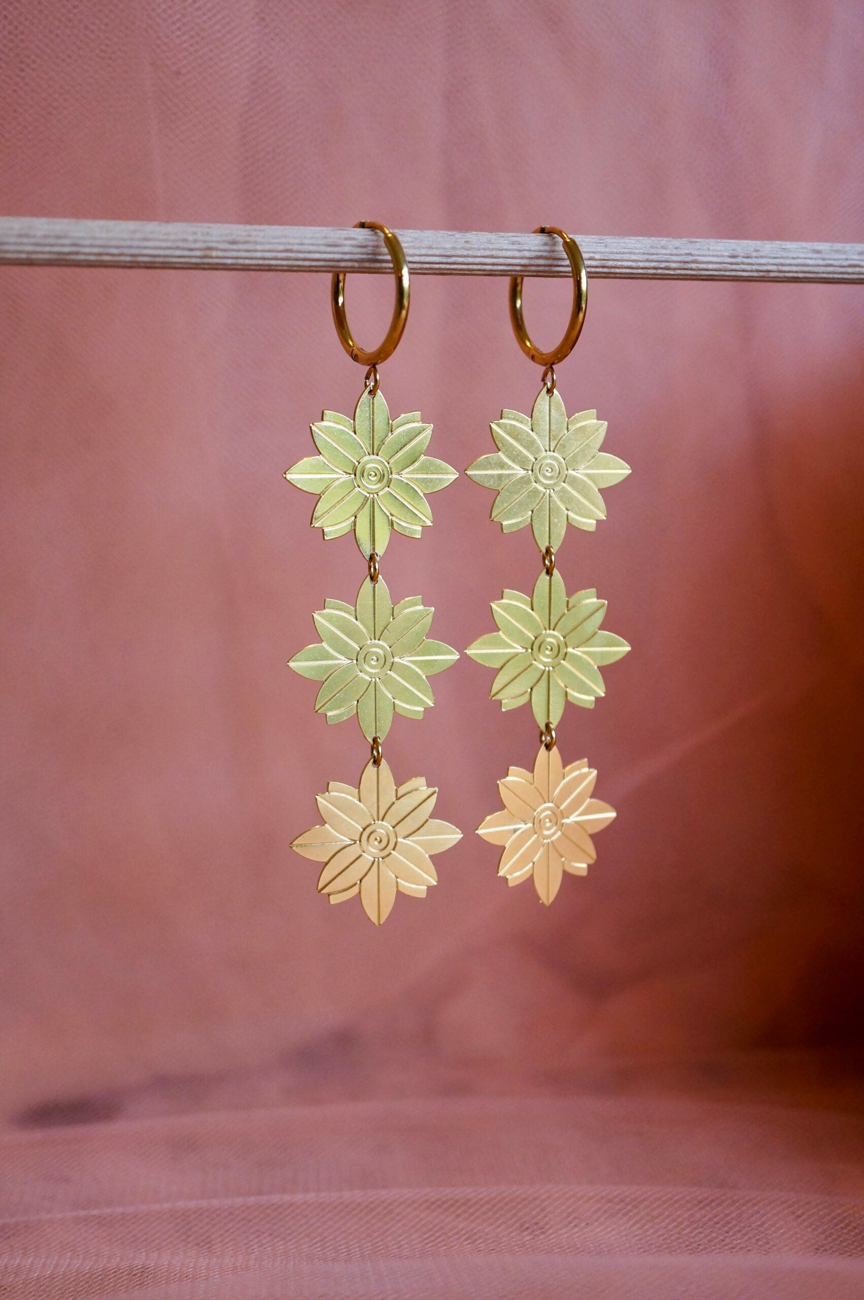 Créoles pendantes trio de fleurs en laiton plaqué or ~ Jill ~ version maxi