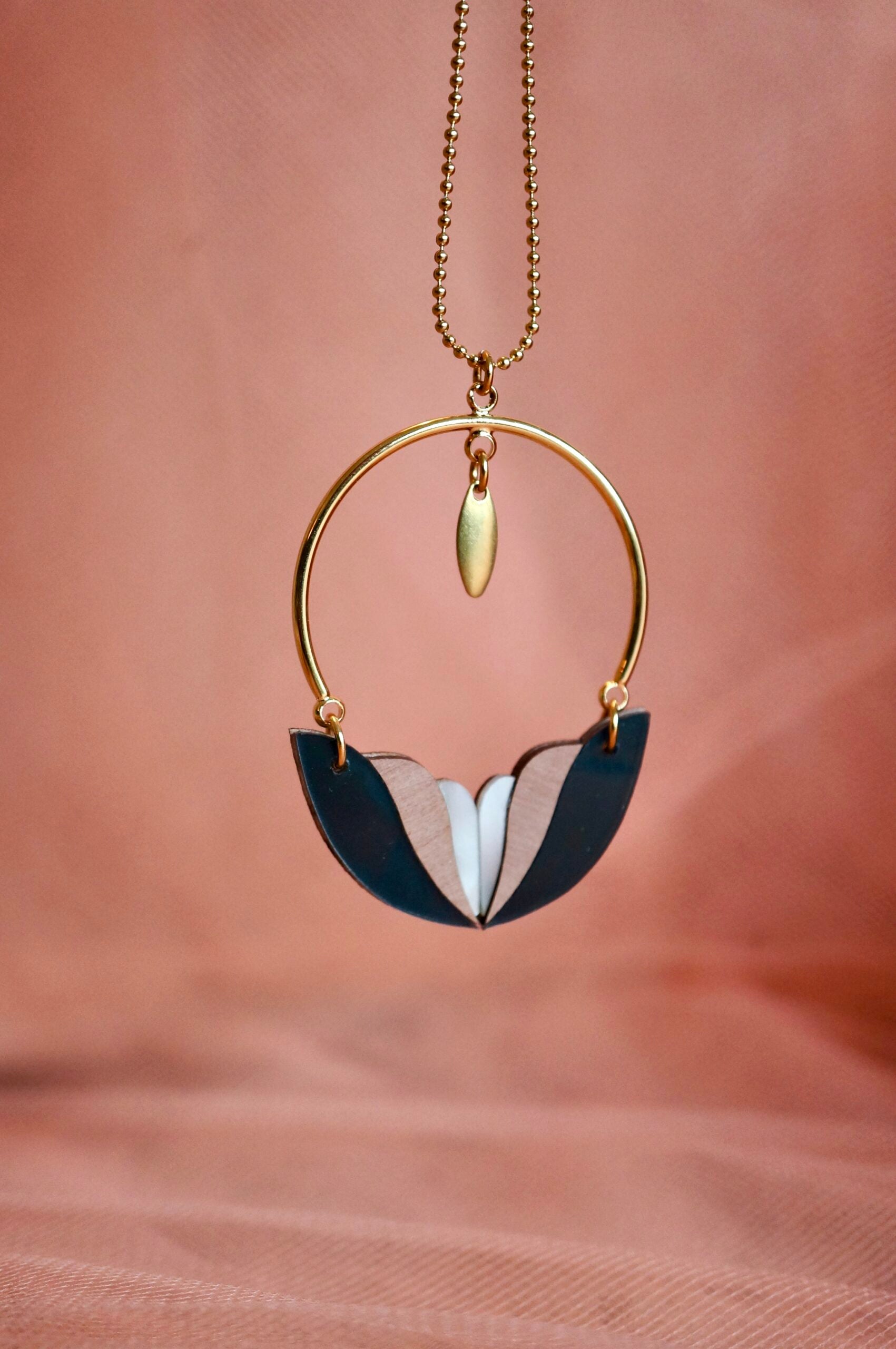 Collier long femme en plexiglas noir ~ Mila ~