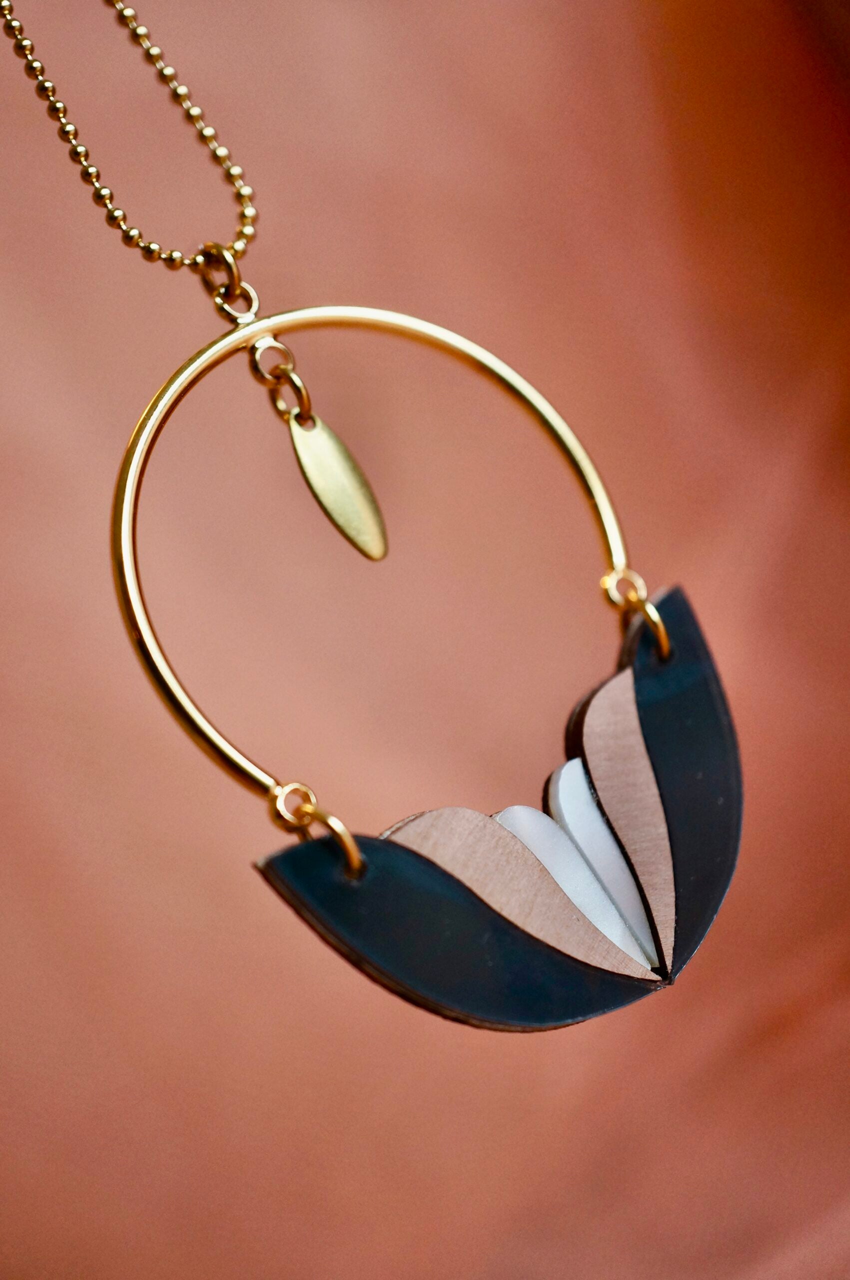 Collier long femme en plexiglas noir ~ Mila ~