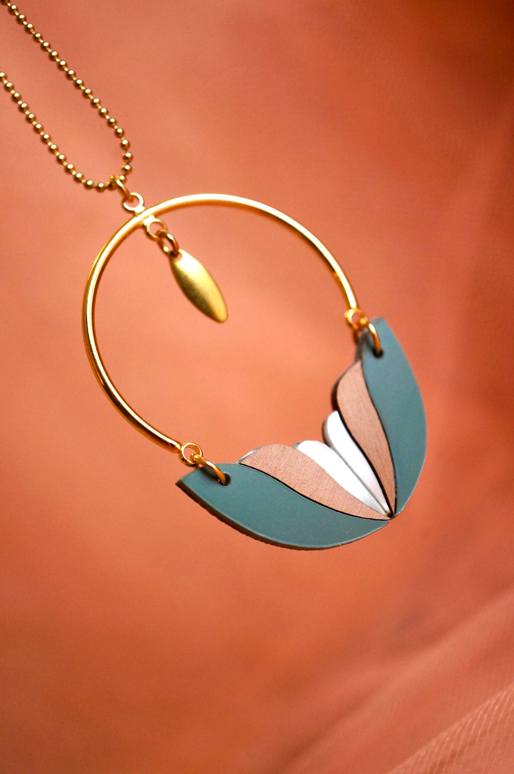 Collier long femme en plexiglas vert ~ Mila ~