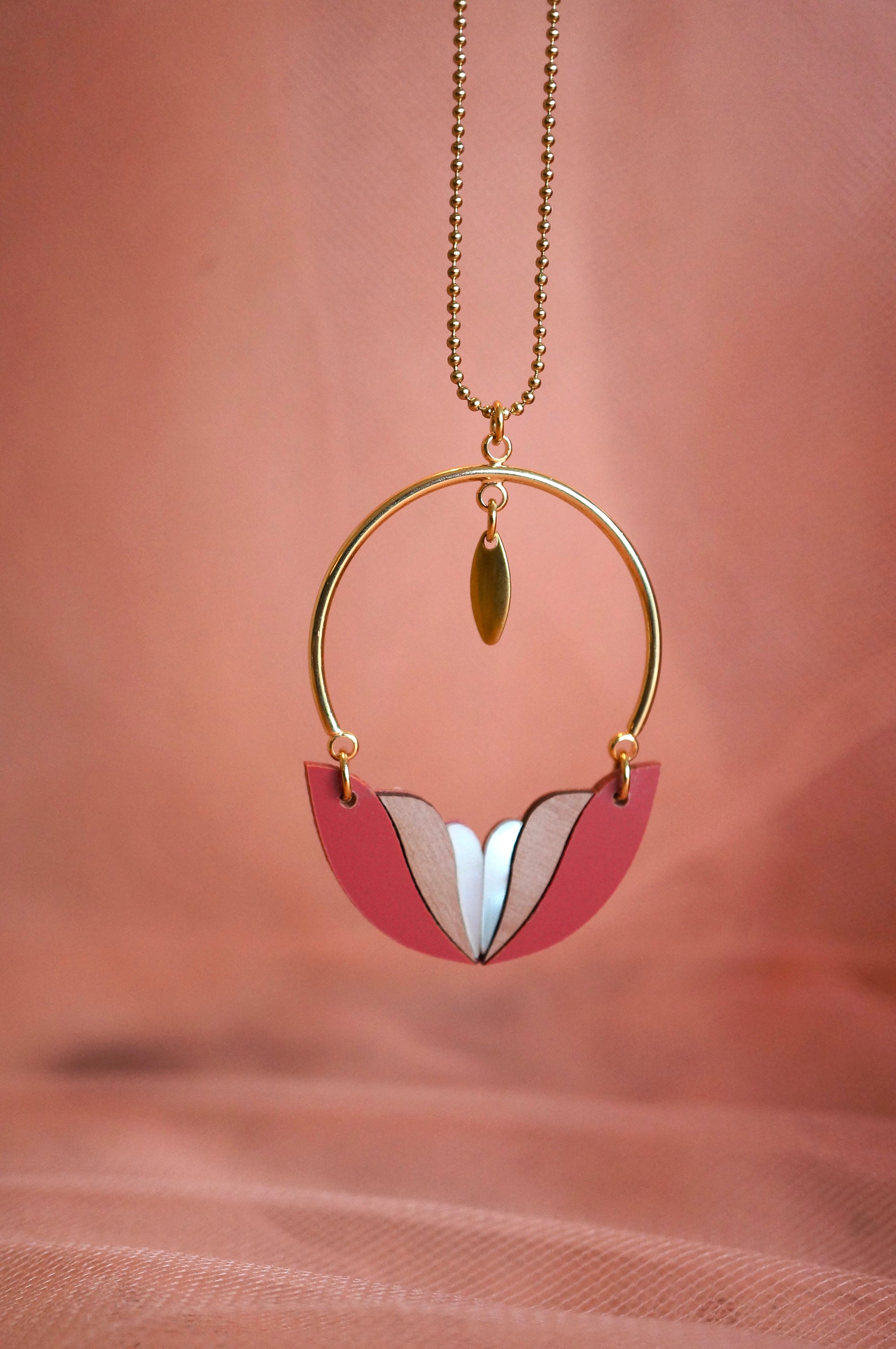 Collier long femme en plexiglas rouge terracotta ~ Mila ~