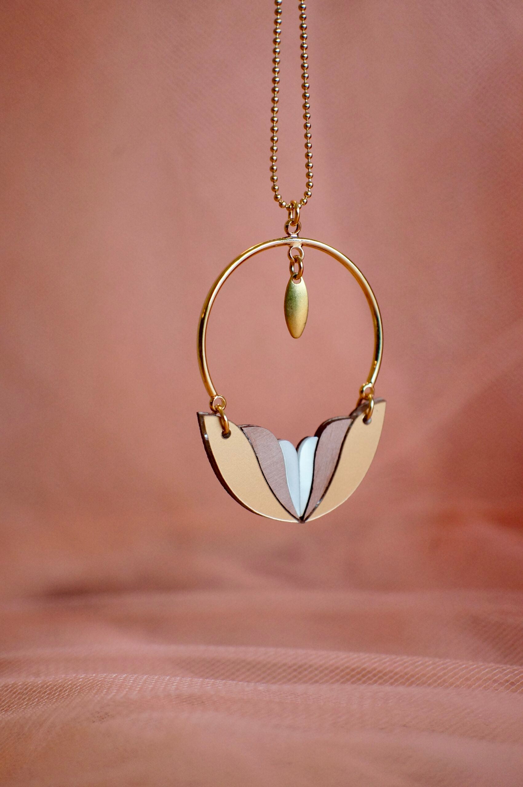Collier long femme en plexiglas or ~ Mila ~