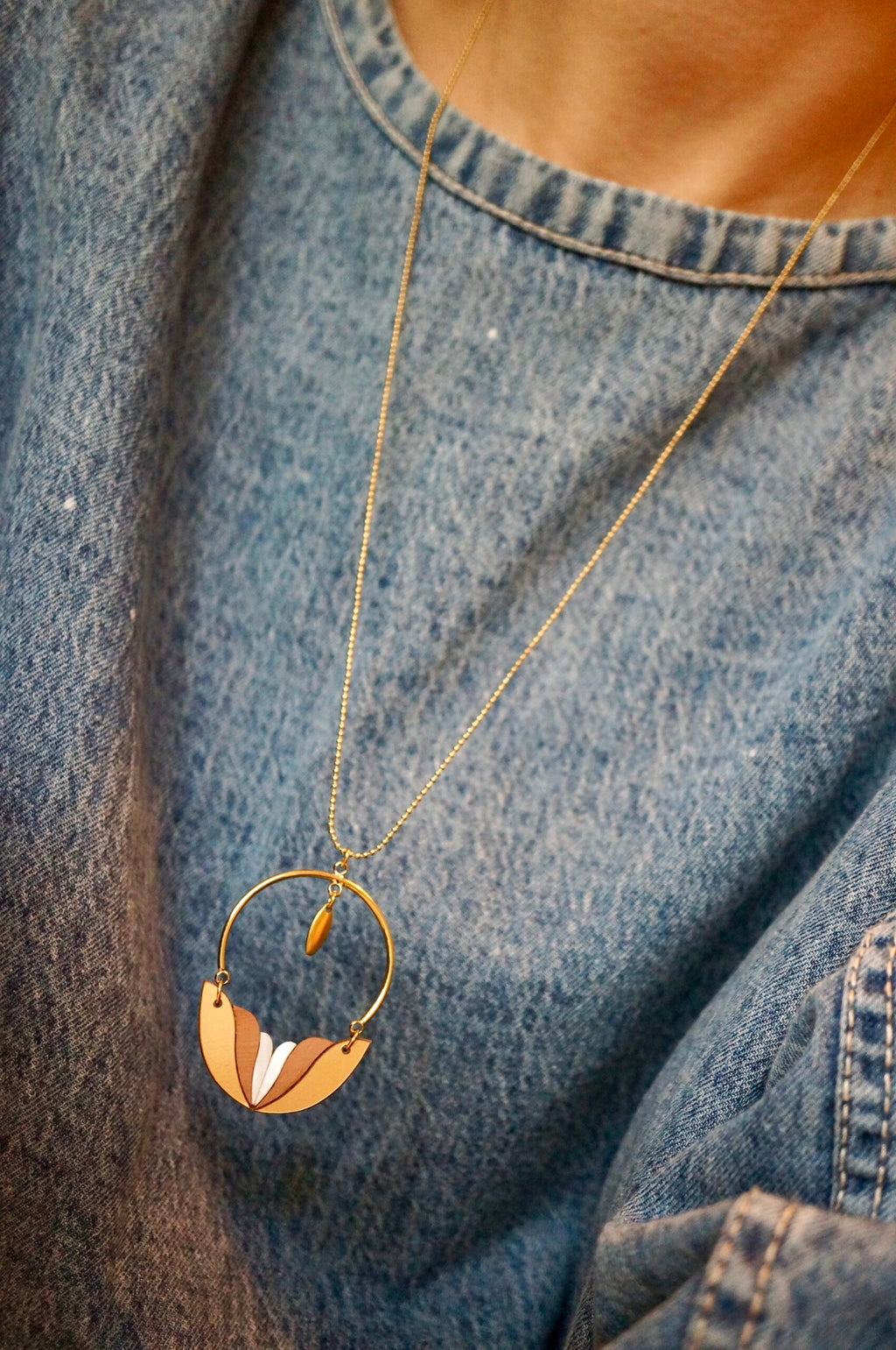 Collier long femme en plexiglas or ~ Mila ~