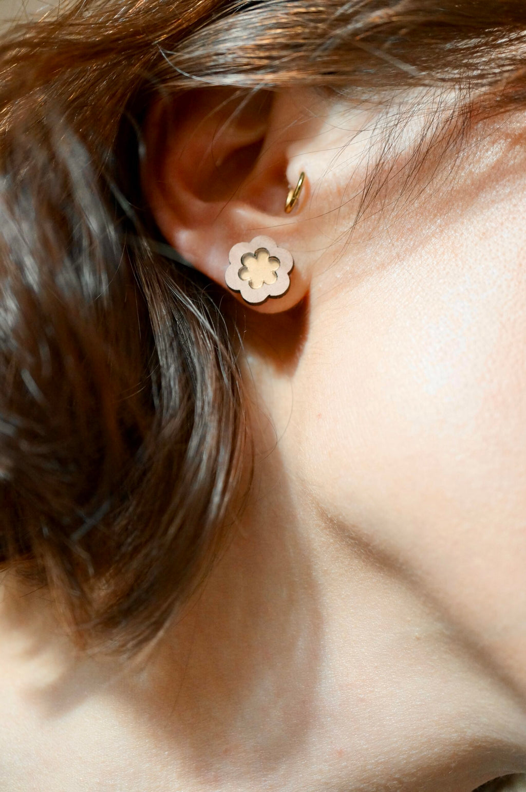 Puces d'oreilles fleurs en bois et plexiglas - Maya - or