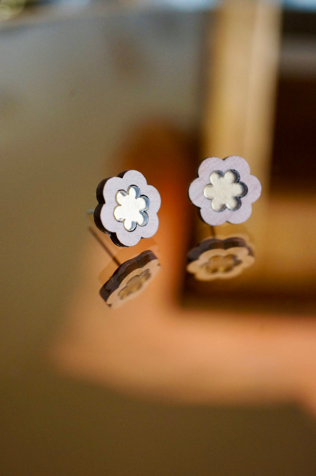 Puces d'oreilles fleurs en bois et plexiglas - Maya - or