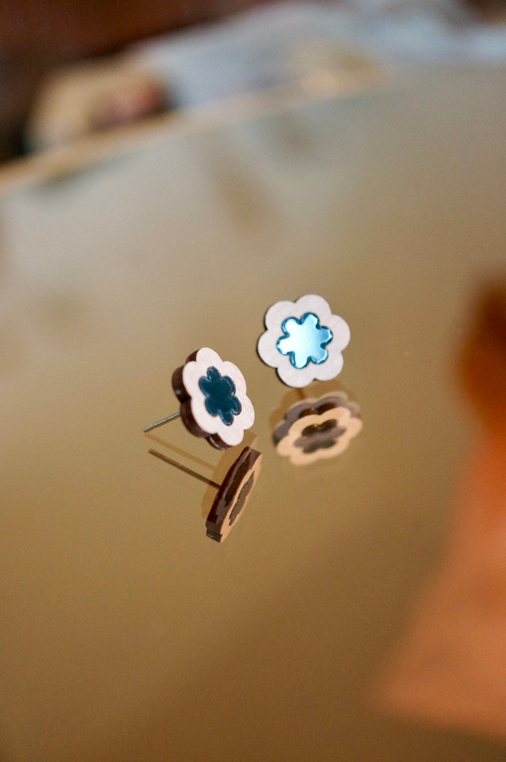 Puces d'oreilles fleurs en bois et plexiglas - Maya - noir