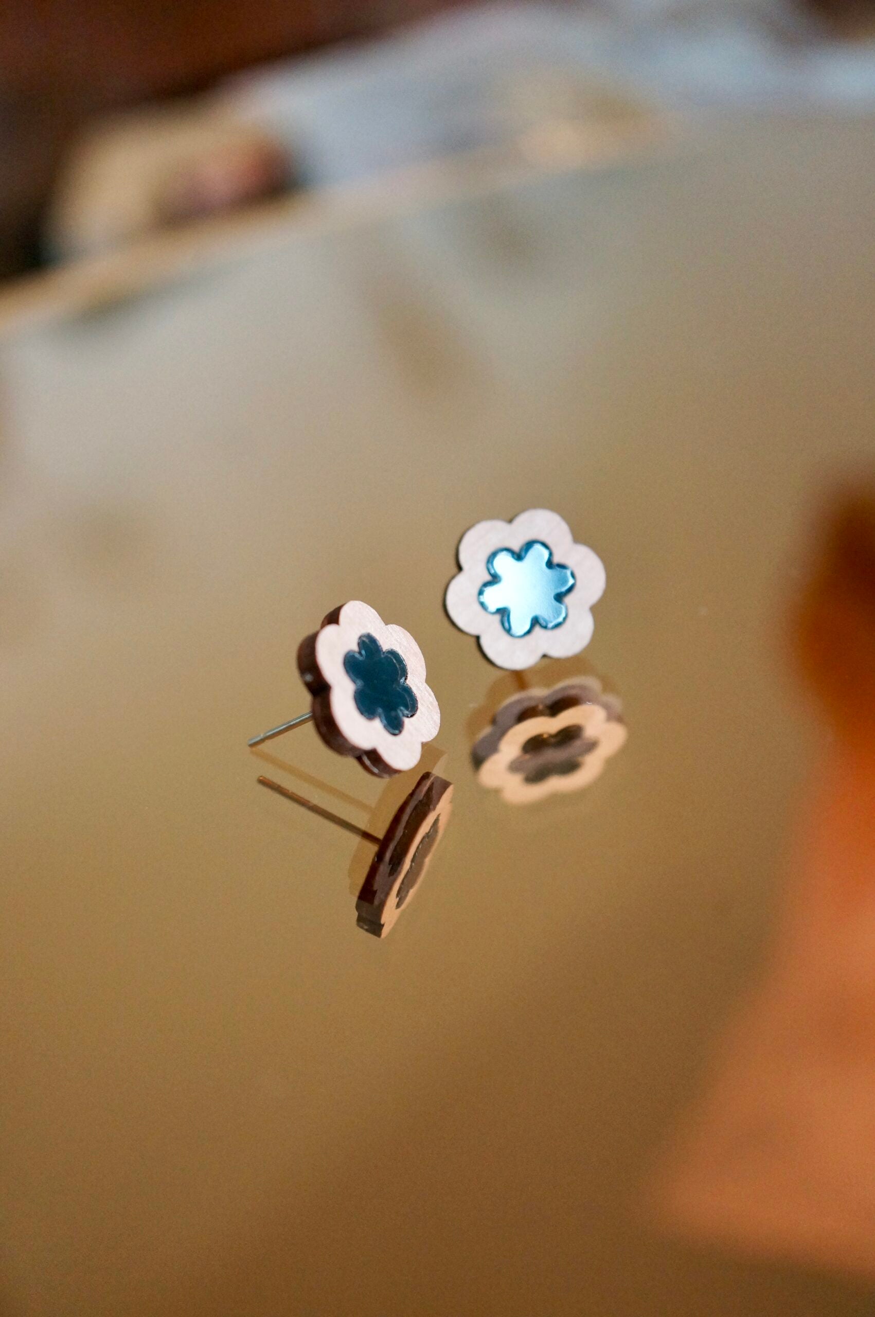 Puces d'oreilles fleurs en bois et plexiglas - Maya - noir