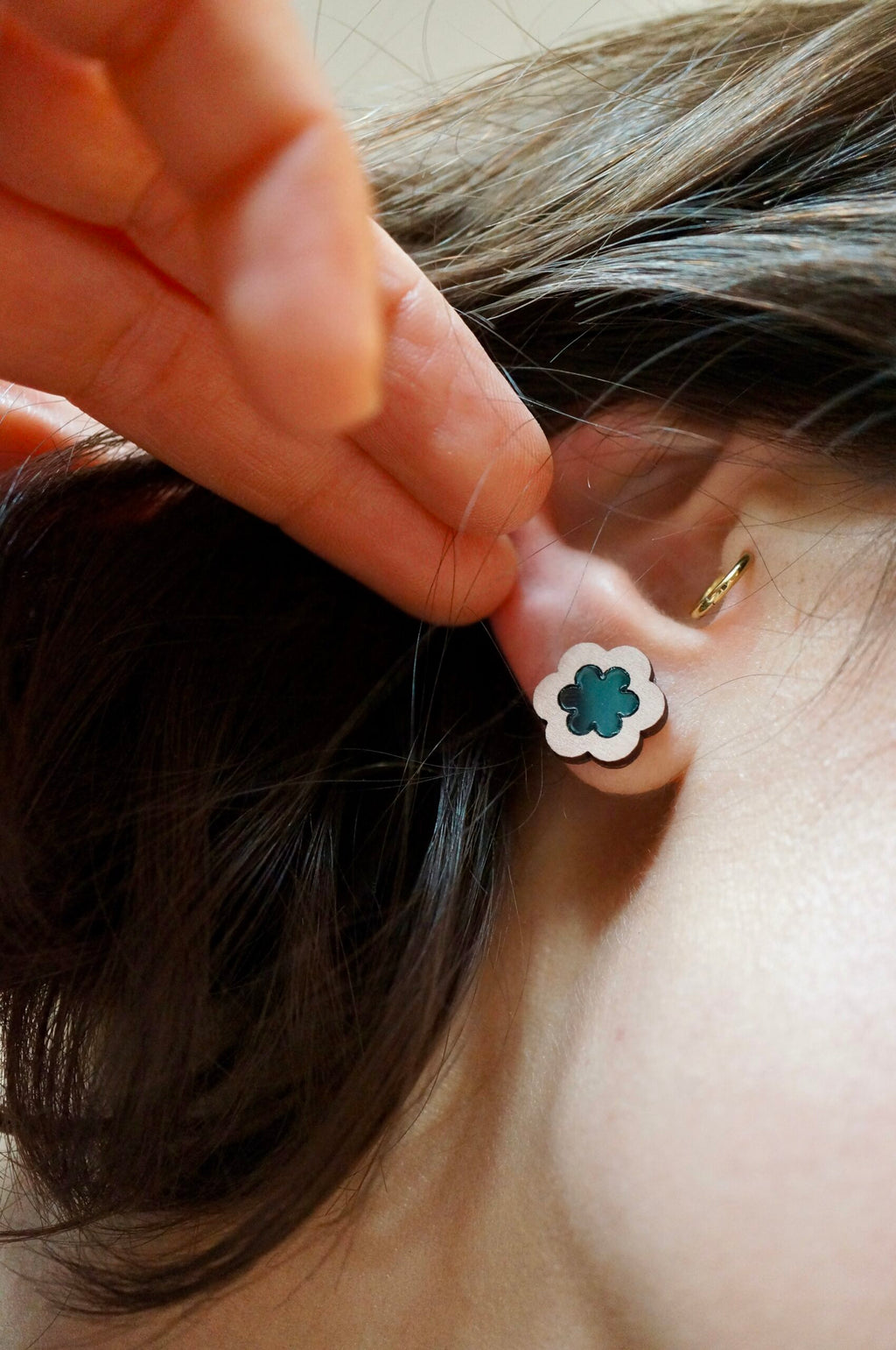 Puces d'oreilles fleurs en bois et plexiglas - Maya - noir