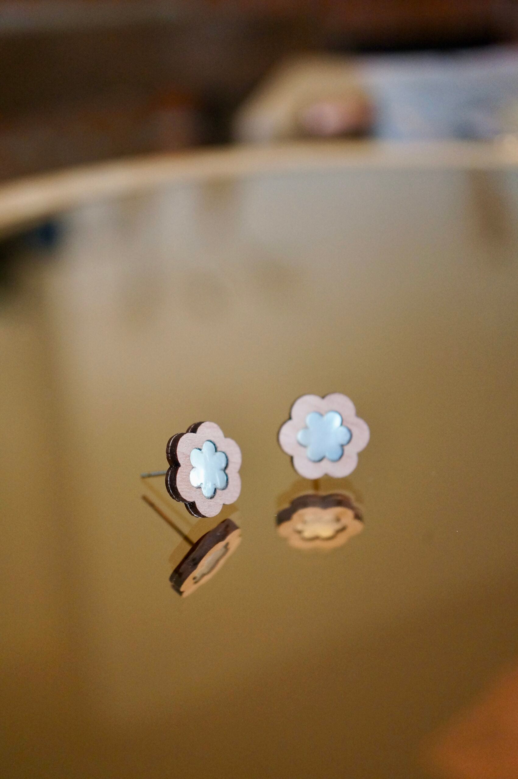 Puces d'oreilles fleurs en bois et plexiglas - Maya - nacre
