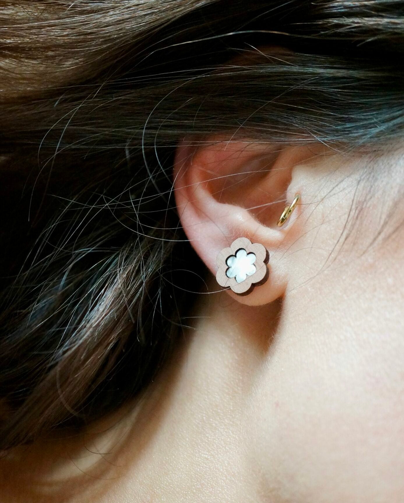 Puces d'oreilles fleurs en bois et plexiglas - Maya - nacre