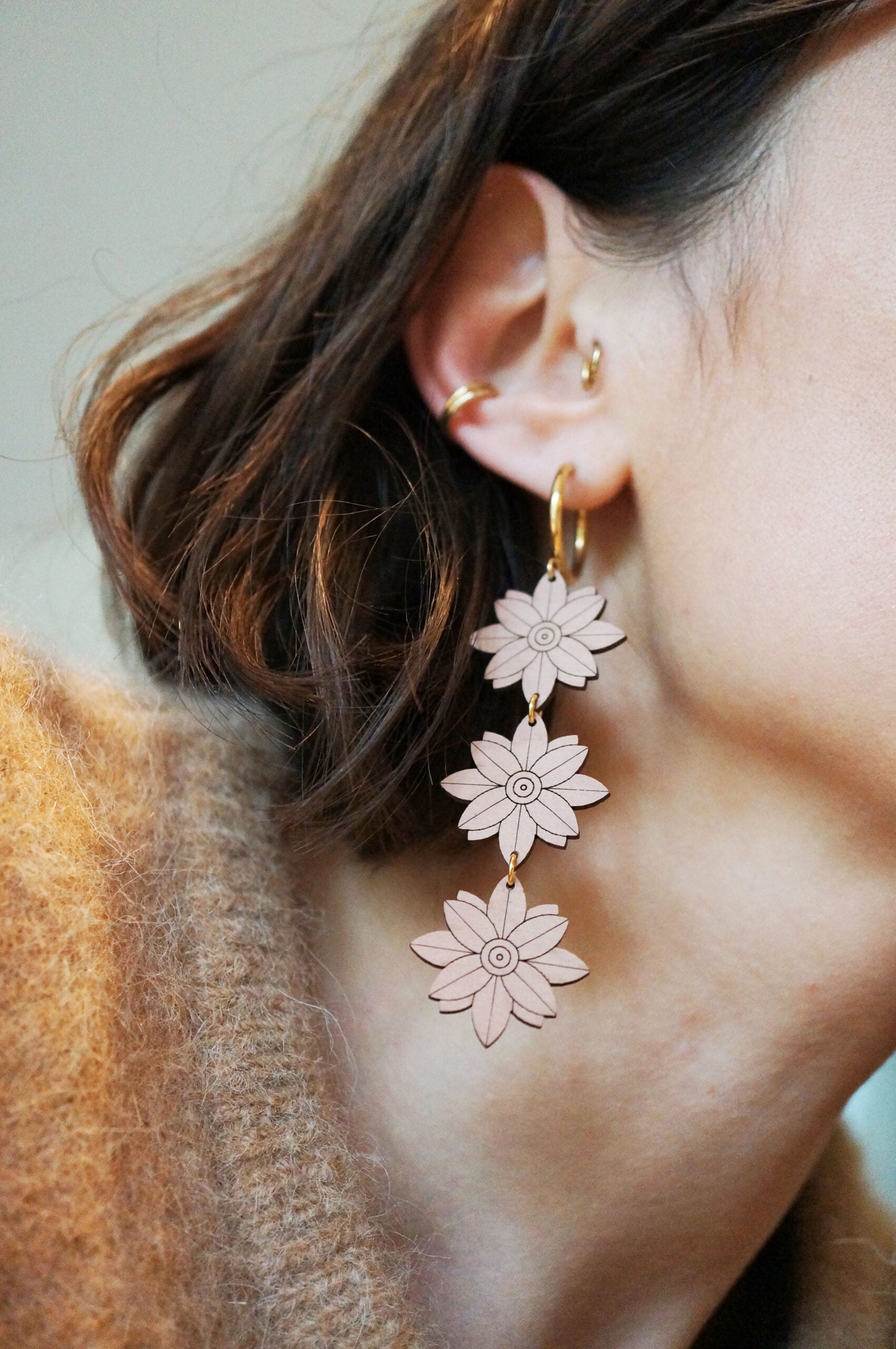 Créoles pendantes trio de fleurs en bois ~ Jill ~ version maxi