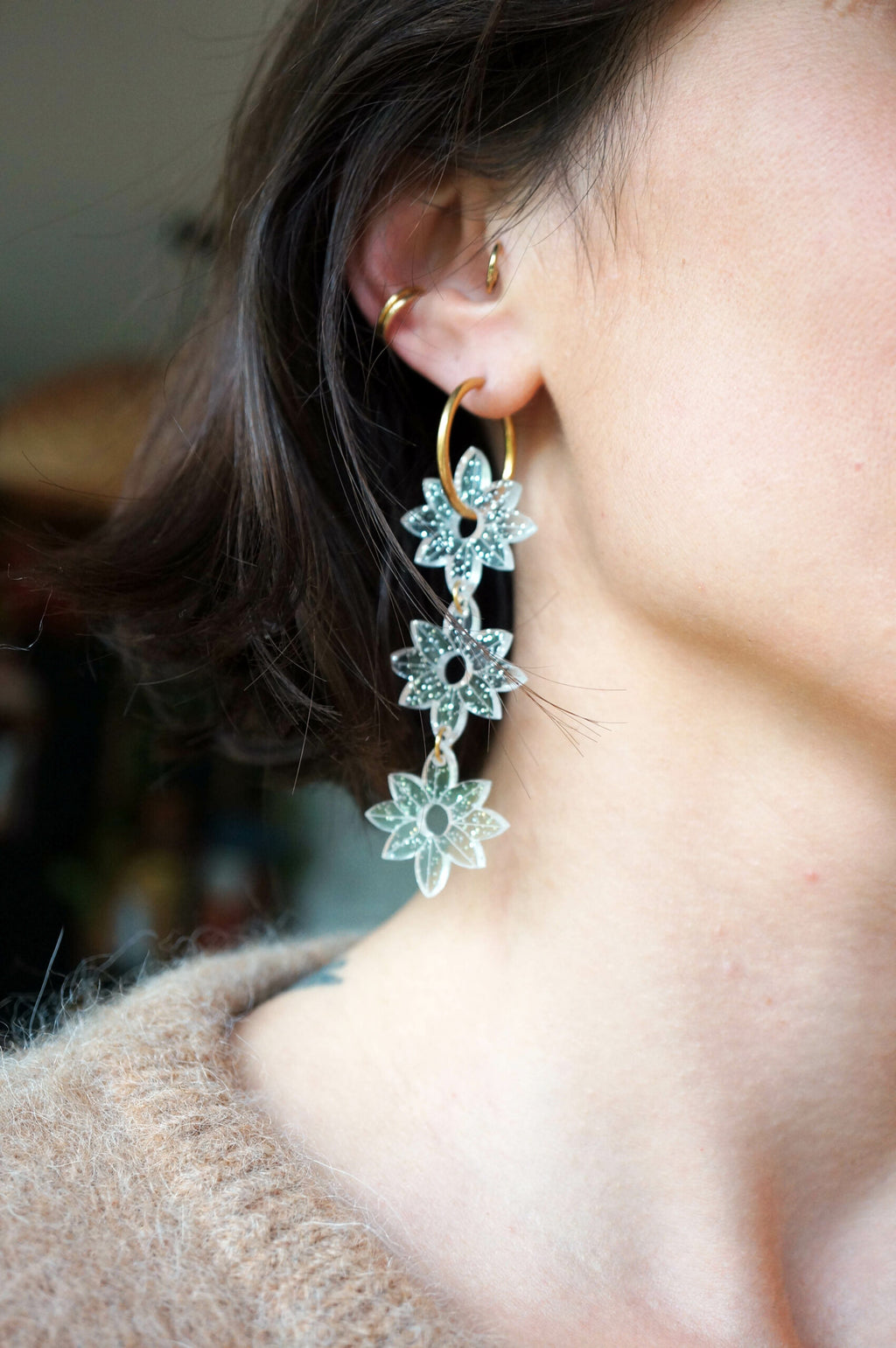 Créoles pendantes trio de fleurs en plexiglas pailleté ~ Jill ~ version maxi