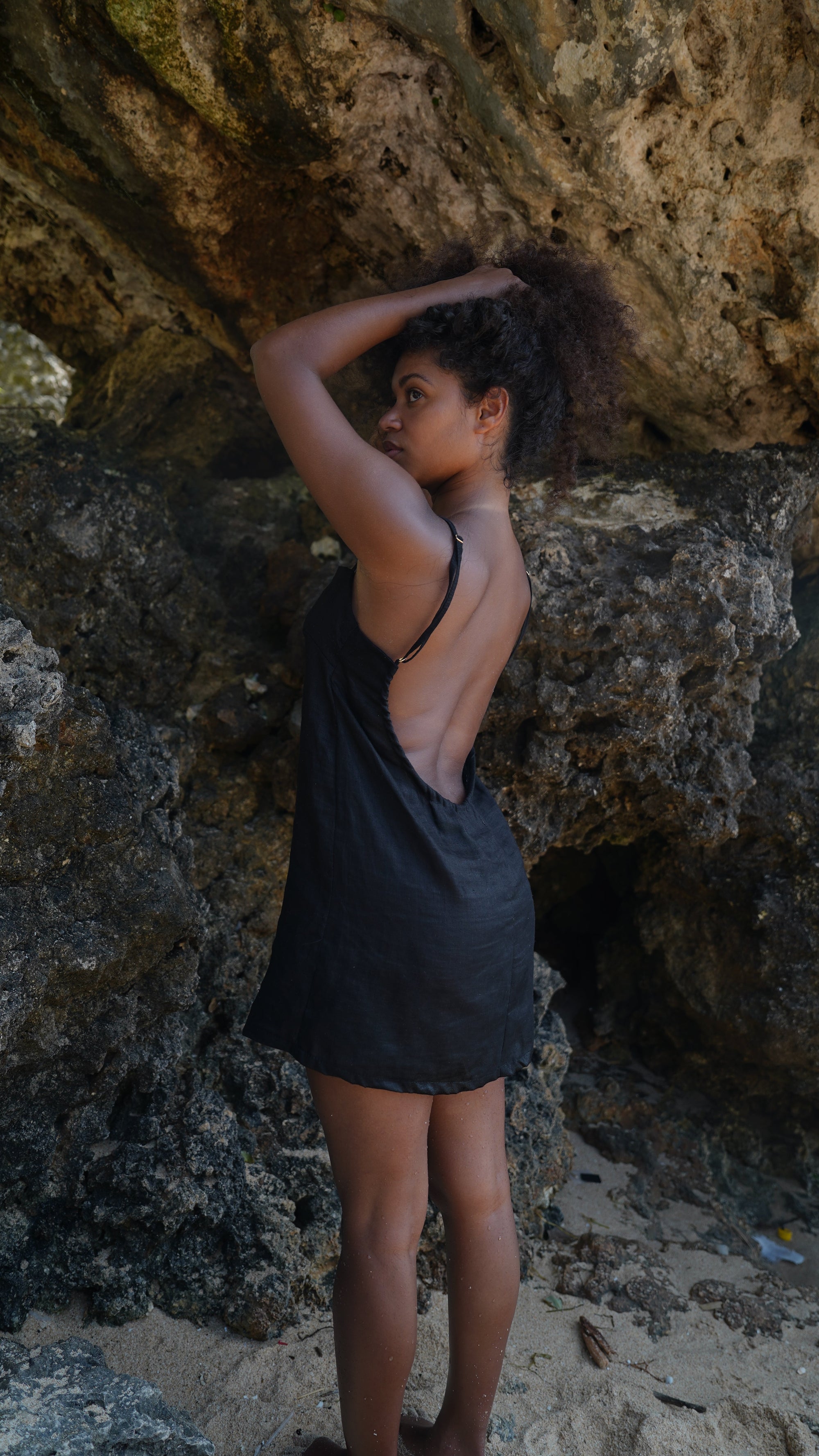 ROBE DOS NU NOIRE ~ HITAM