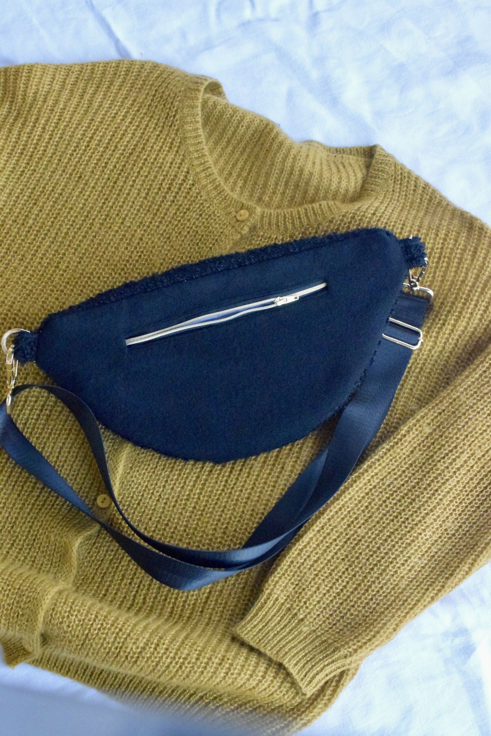 banane-noir-bouclette-moumoute-coton-laine-chic-ethique-artisanale-fait-main-tendance-upcycling-3