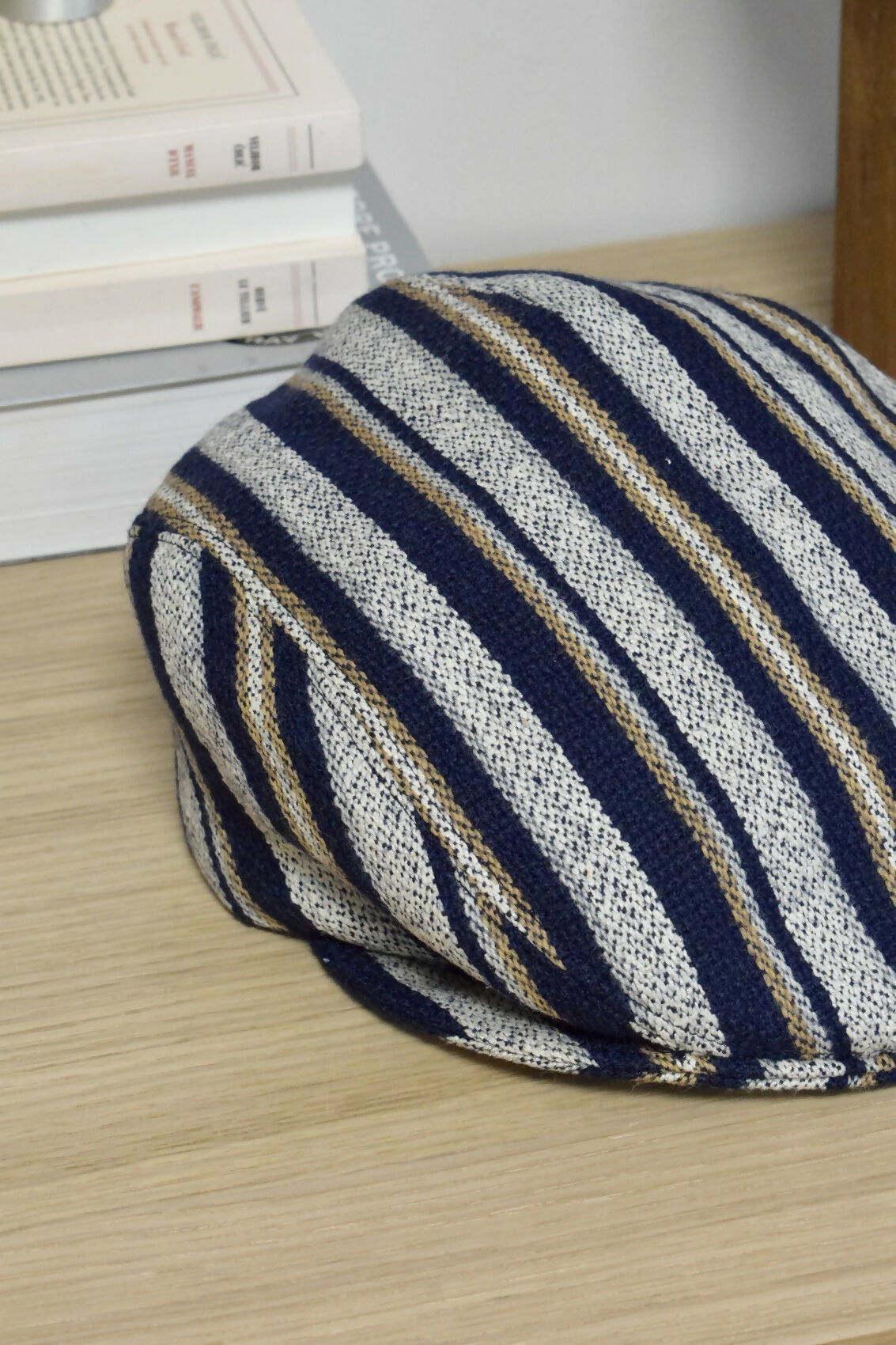 casquette-plate-laine-rayures-blanc-bleu-homme-chic-ethique-artisanale-fait-main-tendance-upcycling-4