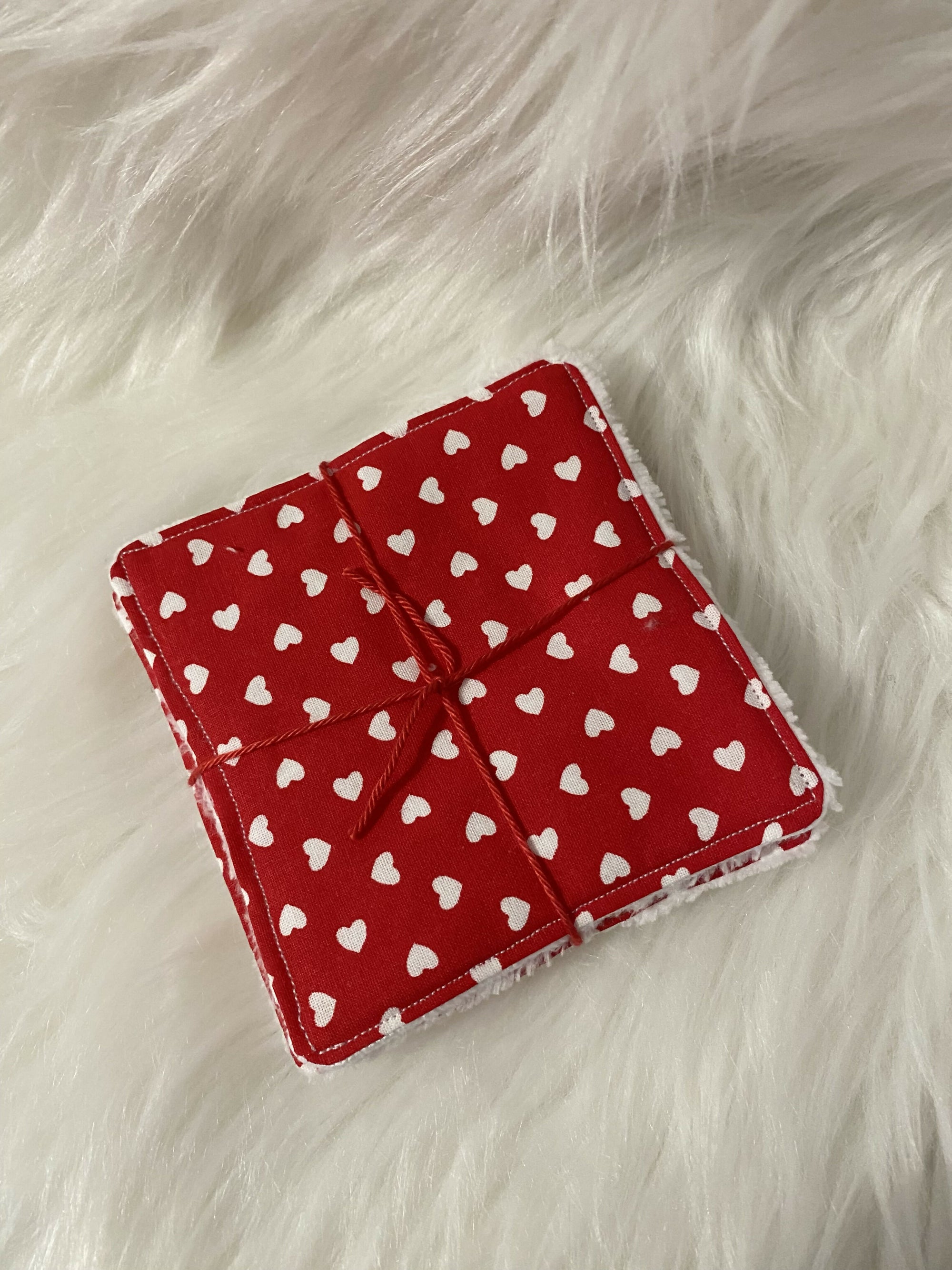 LOT DE LINGETTES ROUGES COEURS BLANCS