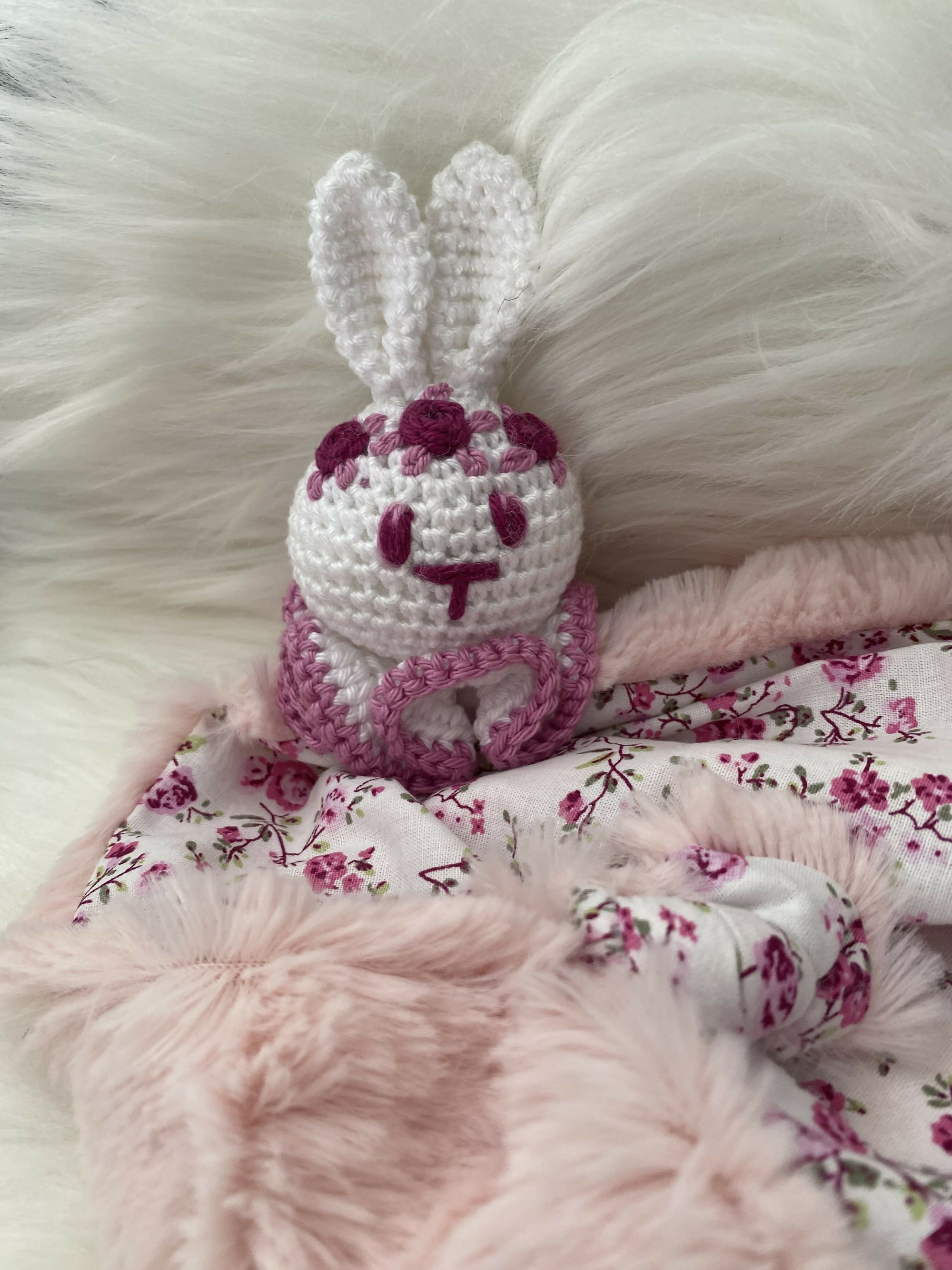 LAPIN BLC FLEURS ROSES1
