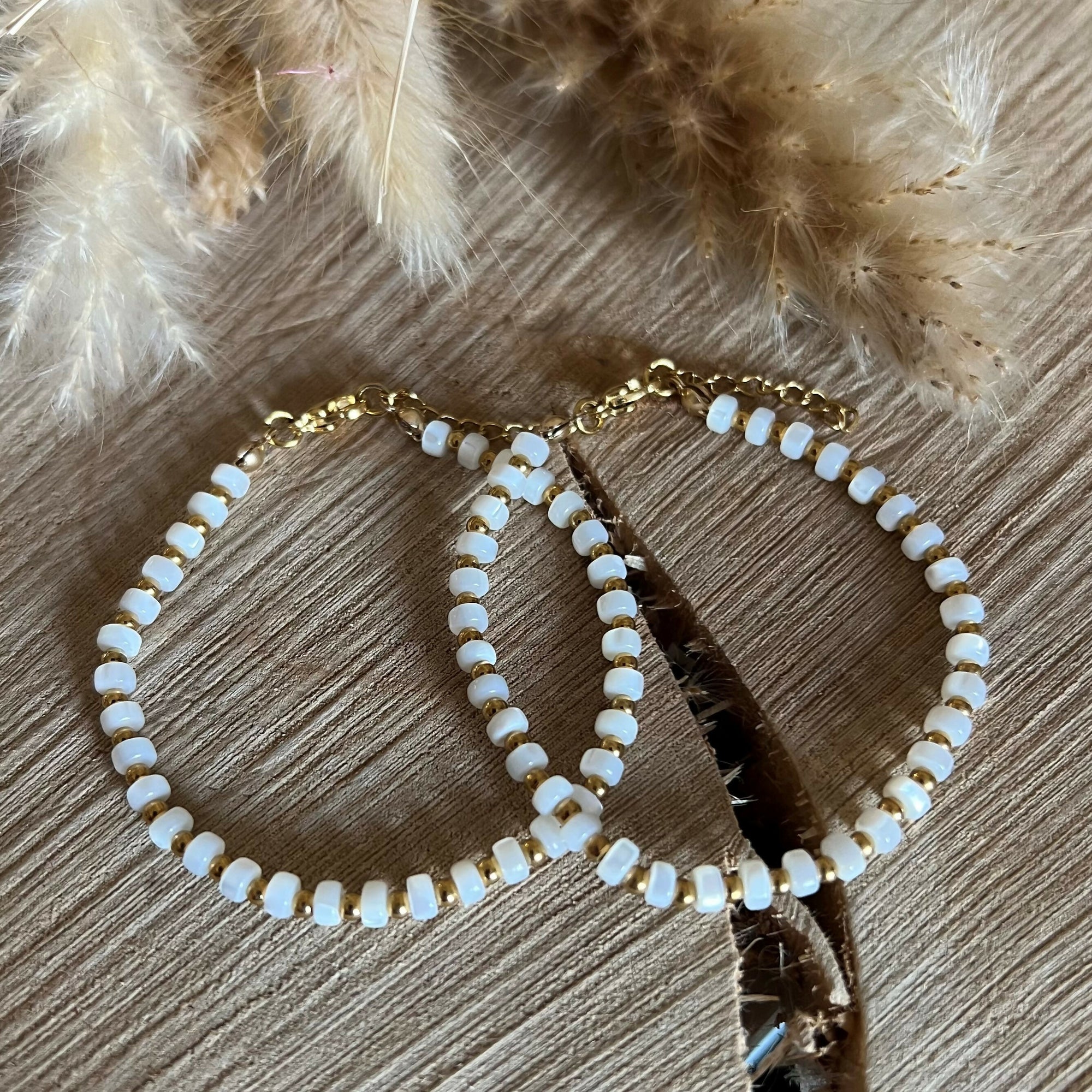 Bracelet en perles de nacre & ses petites perles dorées