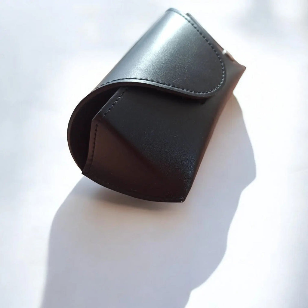 Etui à lunettes rigide en cuir de bambou noir  Karmyliege