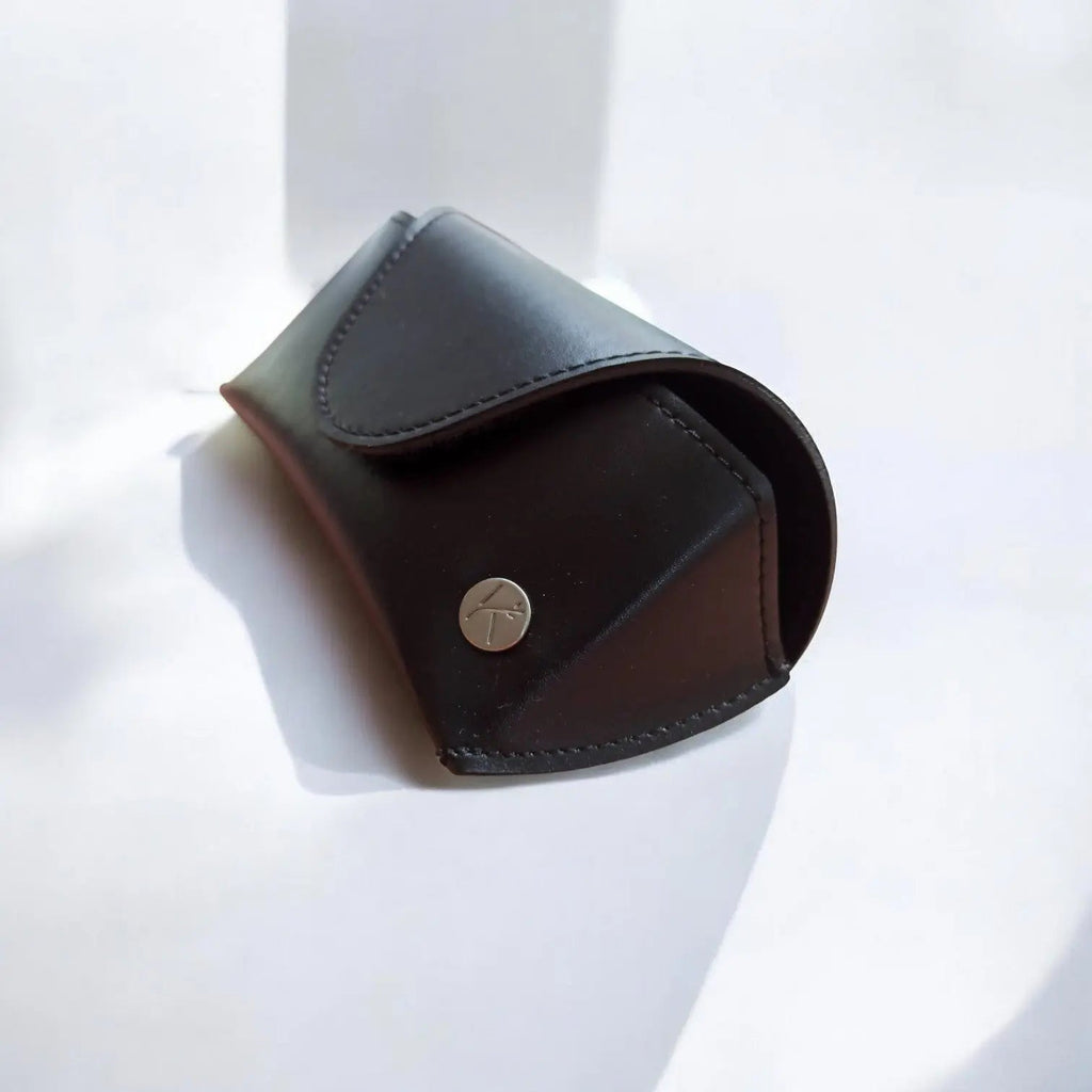 Etui à lunettes rigide en cuir de bambou noir  Karmyliege