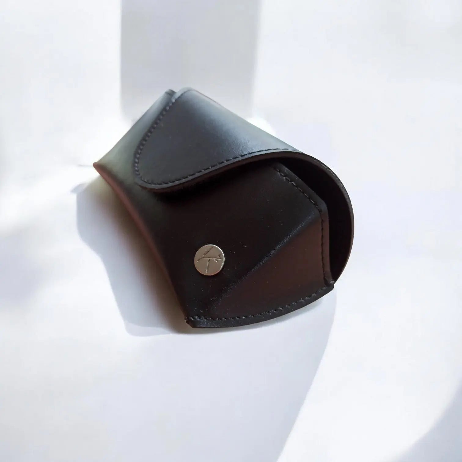Etui à lunettes rigide en cuir de bambou noir  Karmyliege