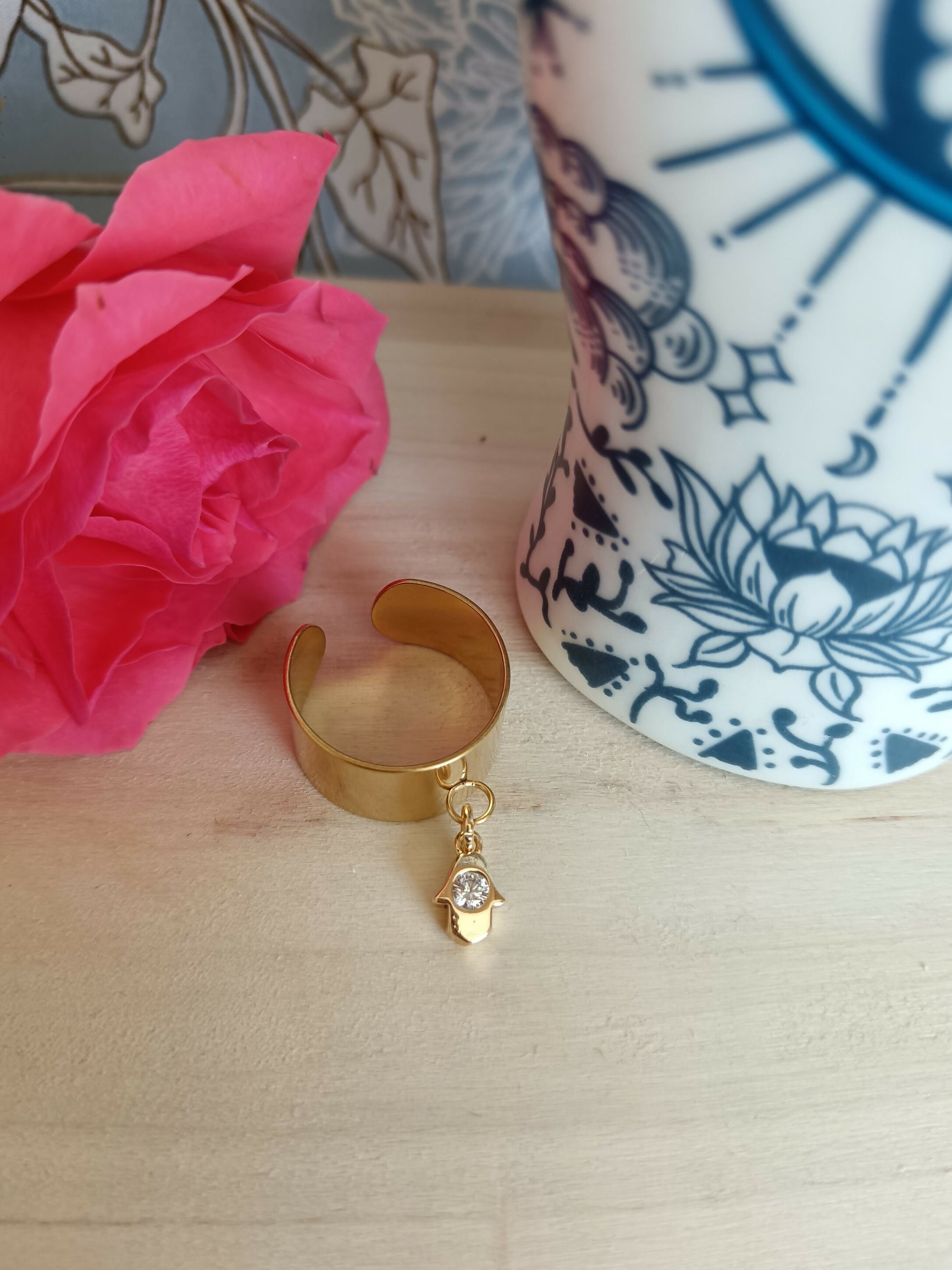 bague doré main