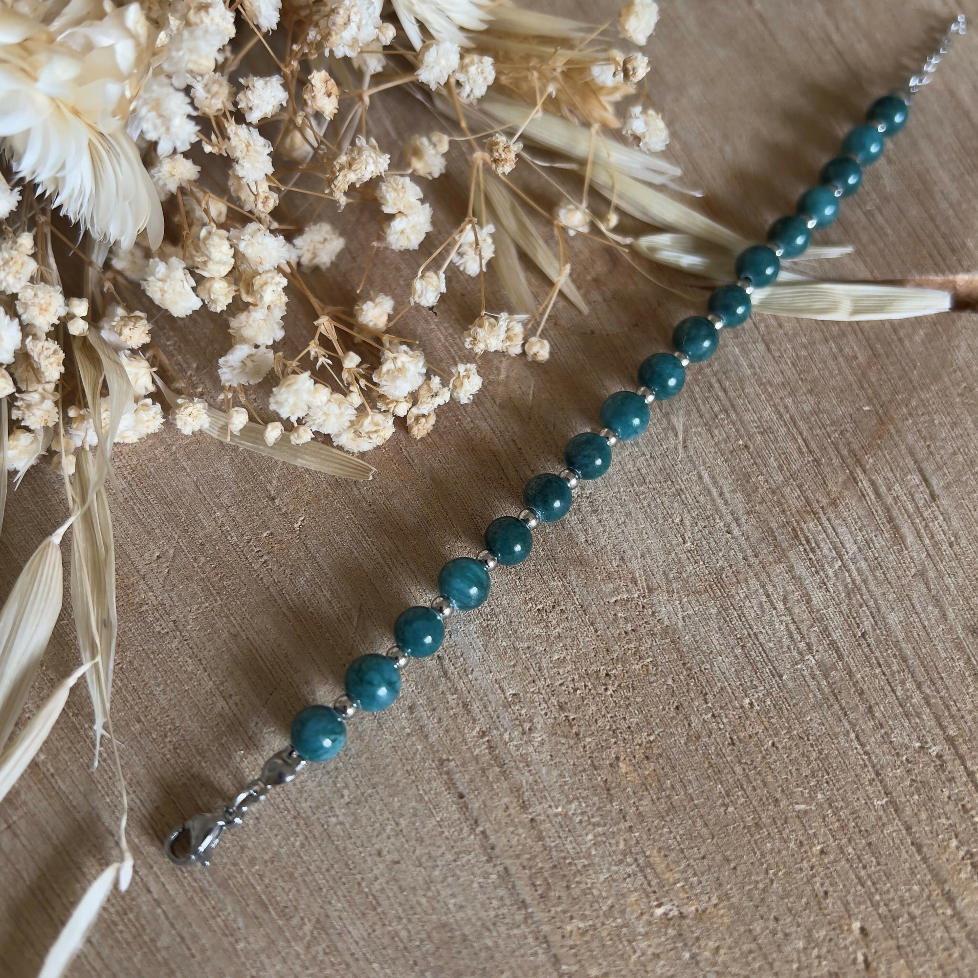 Bracelet en jade teintée bleu vert & ses petites perles argentées
