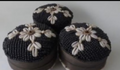 Boite ronde perlée Noire avec fleur beige
