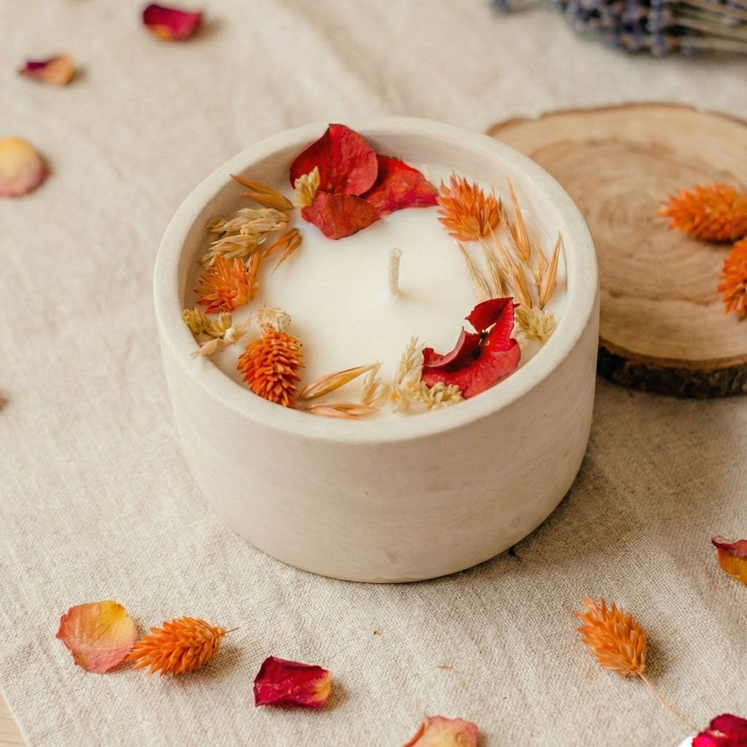Floral candle with walnut and honey