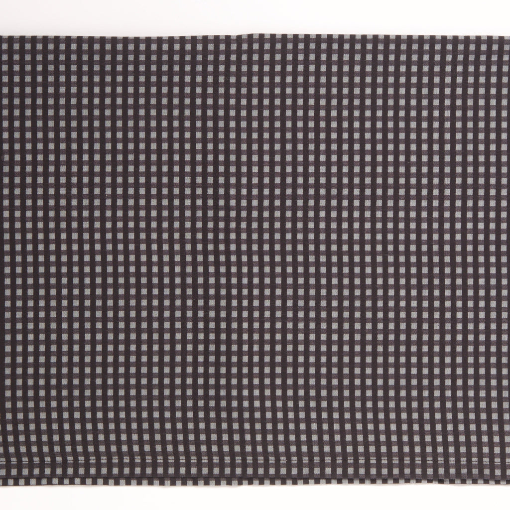  le foulard en coton à petits carreaux gris et noirs de Nuyhenn, une pièce incontournable qui marie sophistication et engagement éco-responsable. Fabriqué en France à partir de coton biologique, ce foulard offre une douceur exceptionnelle tout en respectant l'environnement.

Son motif à carreaux intemporel apporte une touche chic et moderne à toutes vos tenues, qu'elles soient décontractées ou plus habillées. Idéal pour ajouter une note d’élégance à votre look, ce foulard peut être porté autour du cou