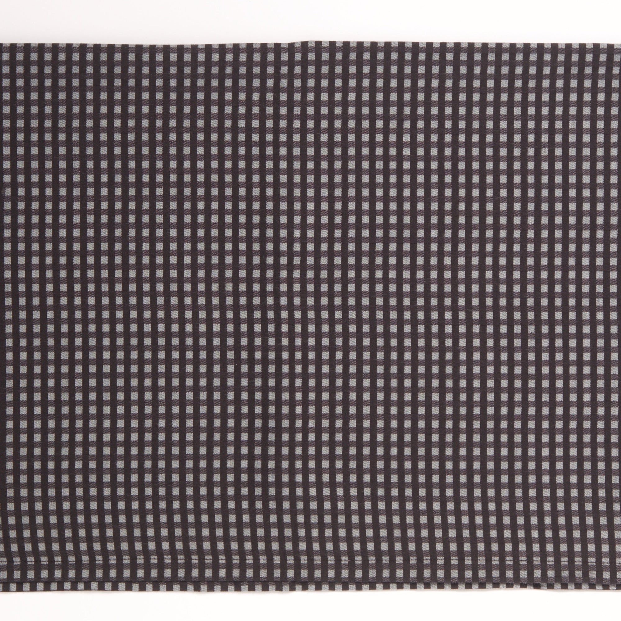  le foulard en coton à petits carreaux gris et noirs de Nuyhenn, une pièce incontournable qui marie sophistication et engagement éco-responsable. Fabriqué en France à partir de coton biologique, ce foulard offre une douceur exceptionnelle tout en respectant l'environnement.

Son motif à carreaux intemporel apporte une touche chic et moderne à toutes vos tenues, qu'elles soient décontractées ou plus habillées. Idéal pour ajouter une note d’élégance à votre look, ce foulard peut être porté autour du cou