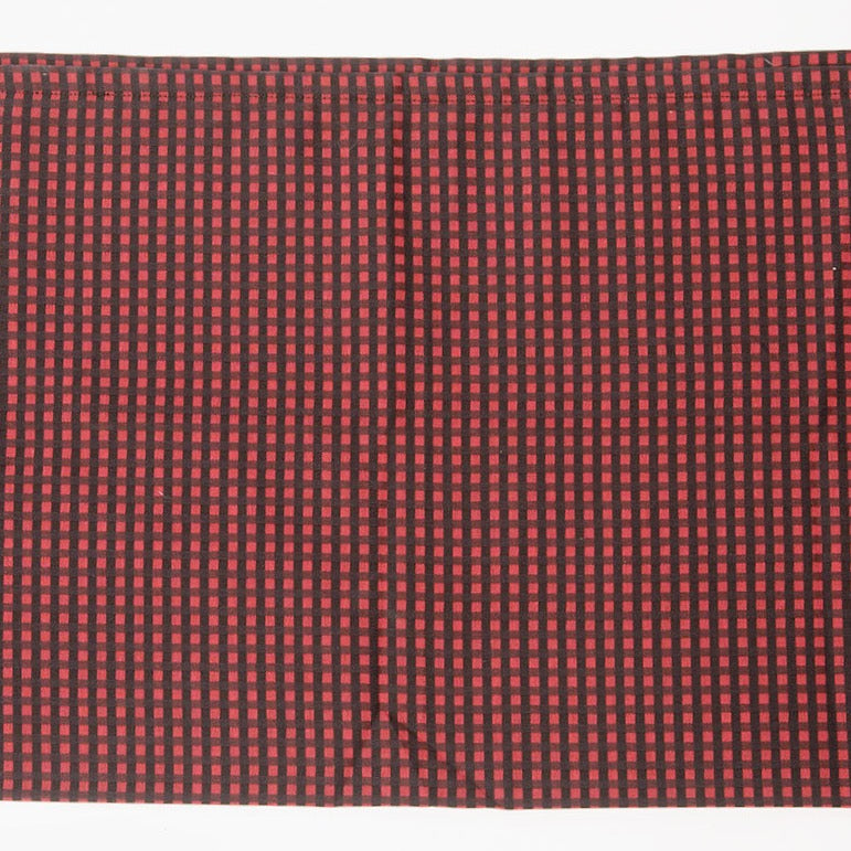le foulard en coton à petits carreaux rouges et noirs de Nuyhenn, un accessoire incontournable pour rehausser vos tenues avec une touche de caractère. Fabriqué en France à partir de coton biologique, ce foulard allie confort et esthétisme tout en respectant les valeurs d’éco-responsabilité.

Son motif à petits carreaux apporte une note dynamique et chic, idéal pour toutes les saisons. Polyvalent et élégant, il peut être porté de multiples façons : enroulé autour du cou, en bandeau dans les cheveux 