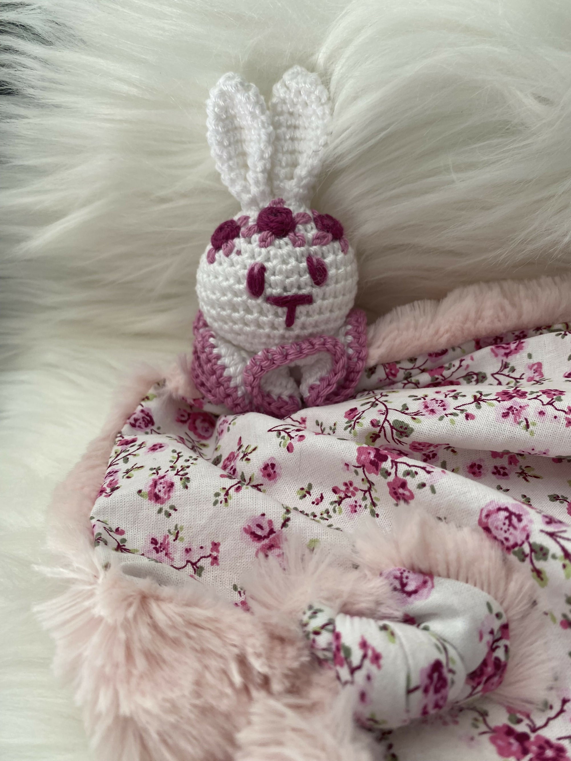 5LAPIN BLC FLEURS ROSES3