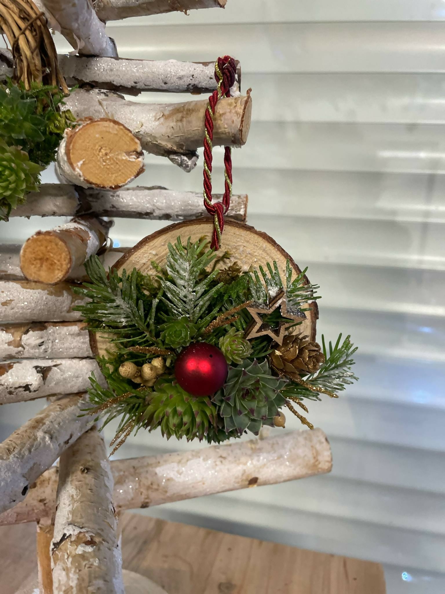 Suspensions végétales à accrocher dans le sapin