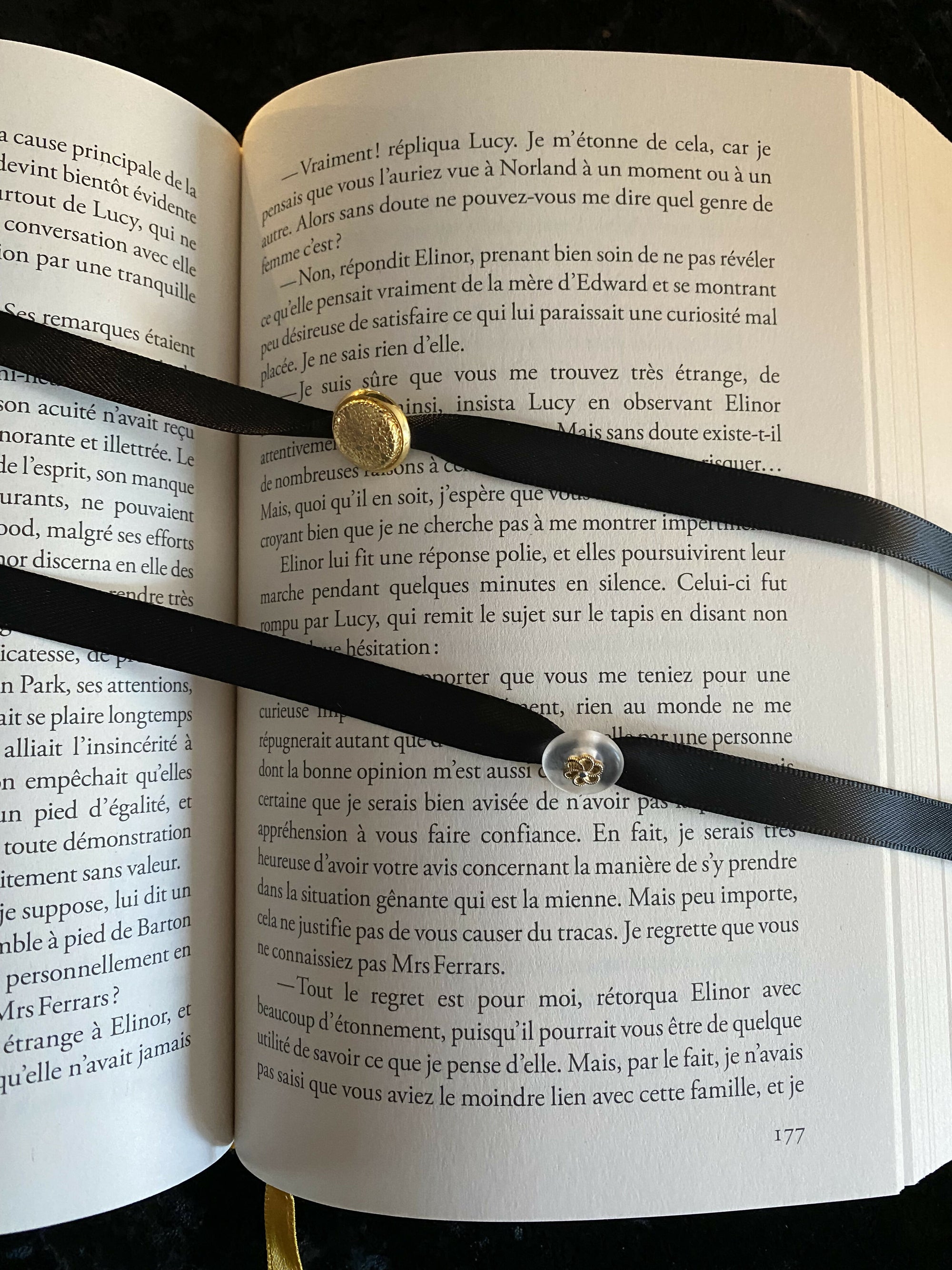 Collier choker/ras-de-cou ruban satin noir- bouton transparent fleur or