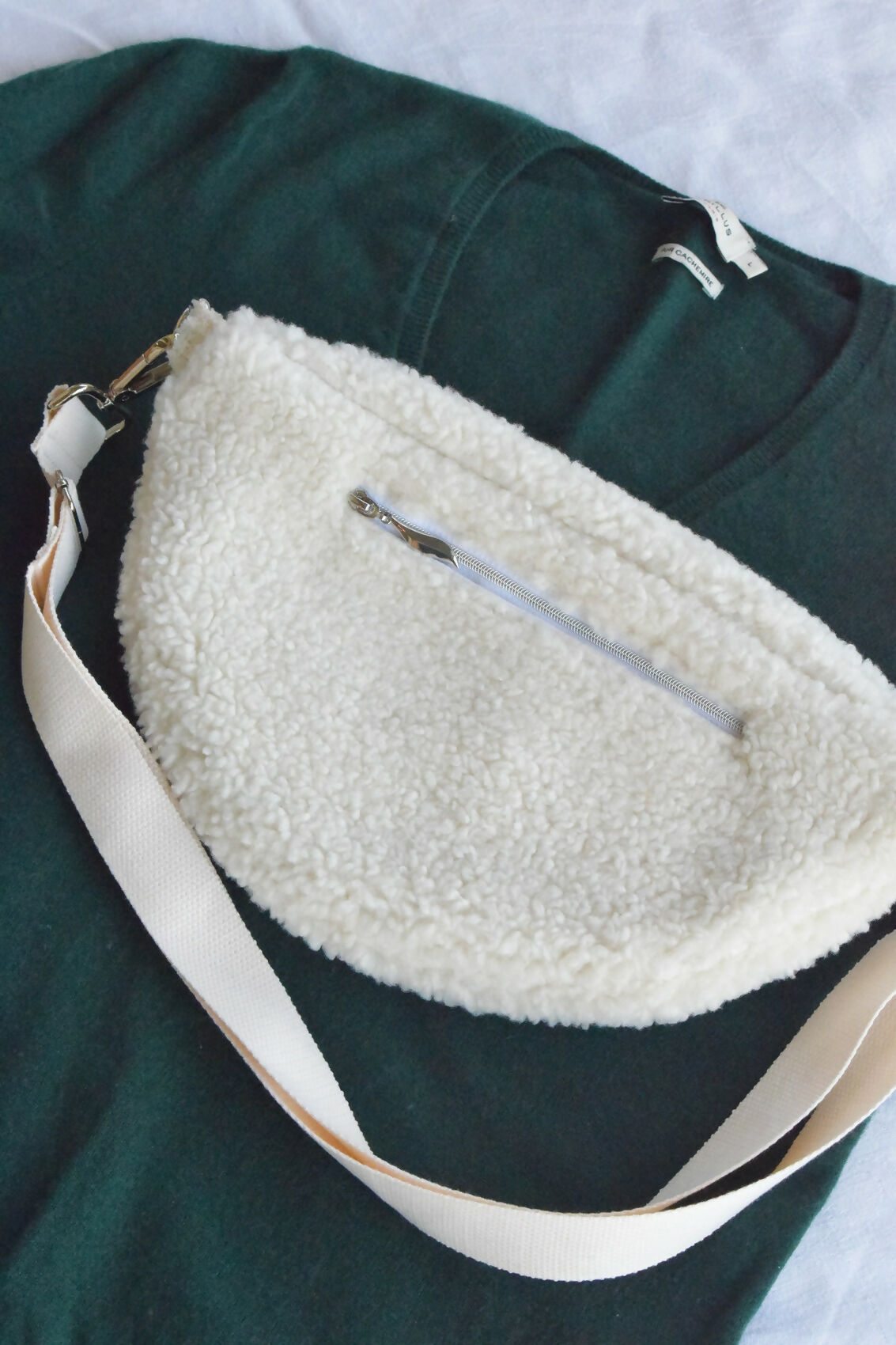 banane-blanche-bouclette-moumoute-coton-laine-chic-ethique-artisanale-fait-main-tendance-upcycling-3