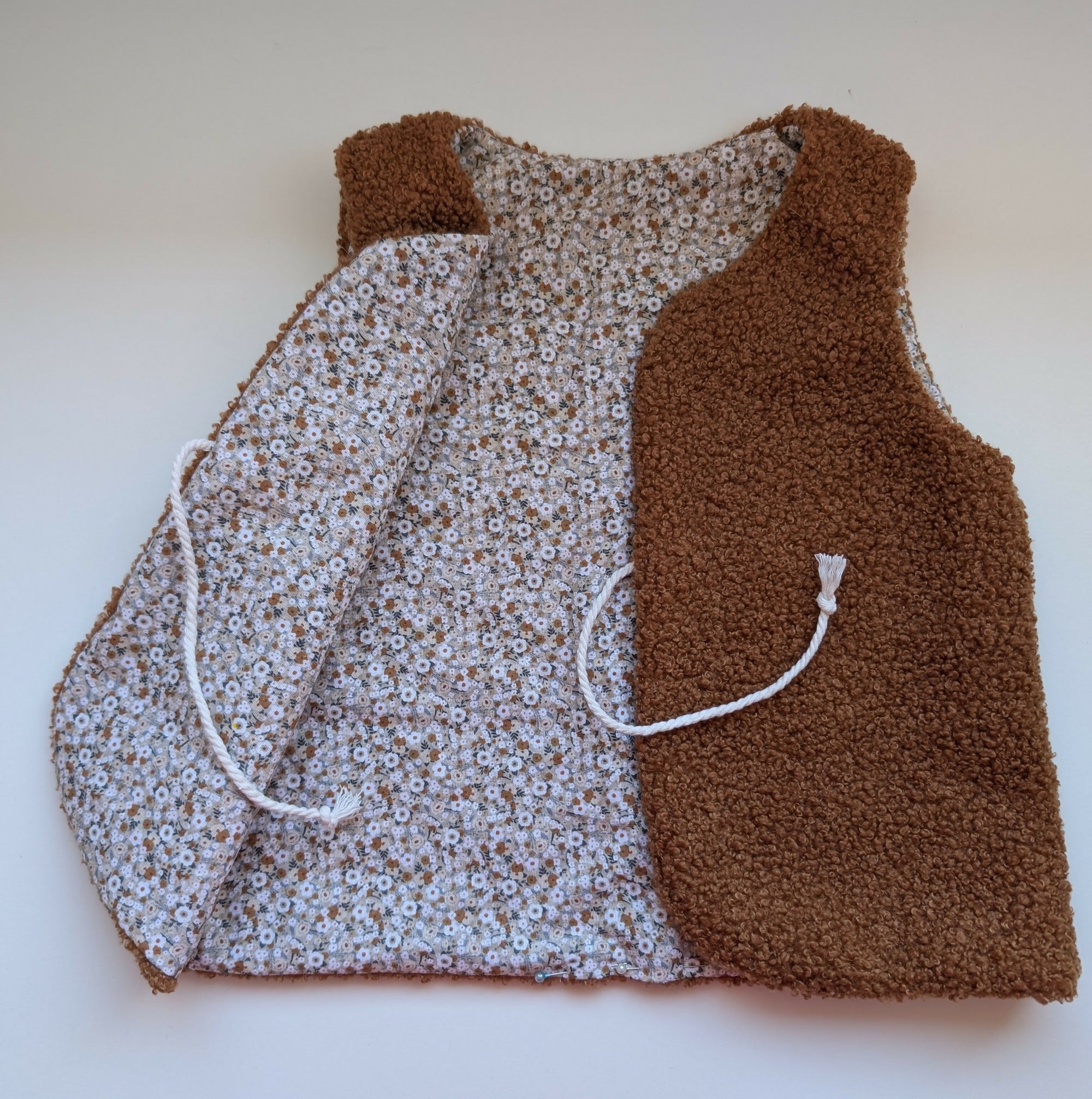 GILET DE BERGER Réversible 4 à 6 ans fleurs marron