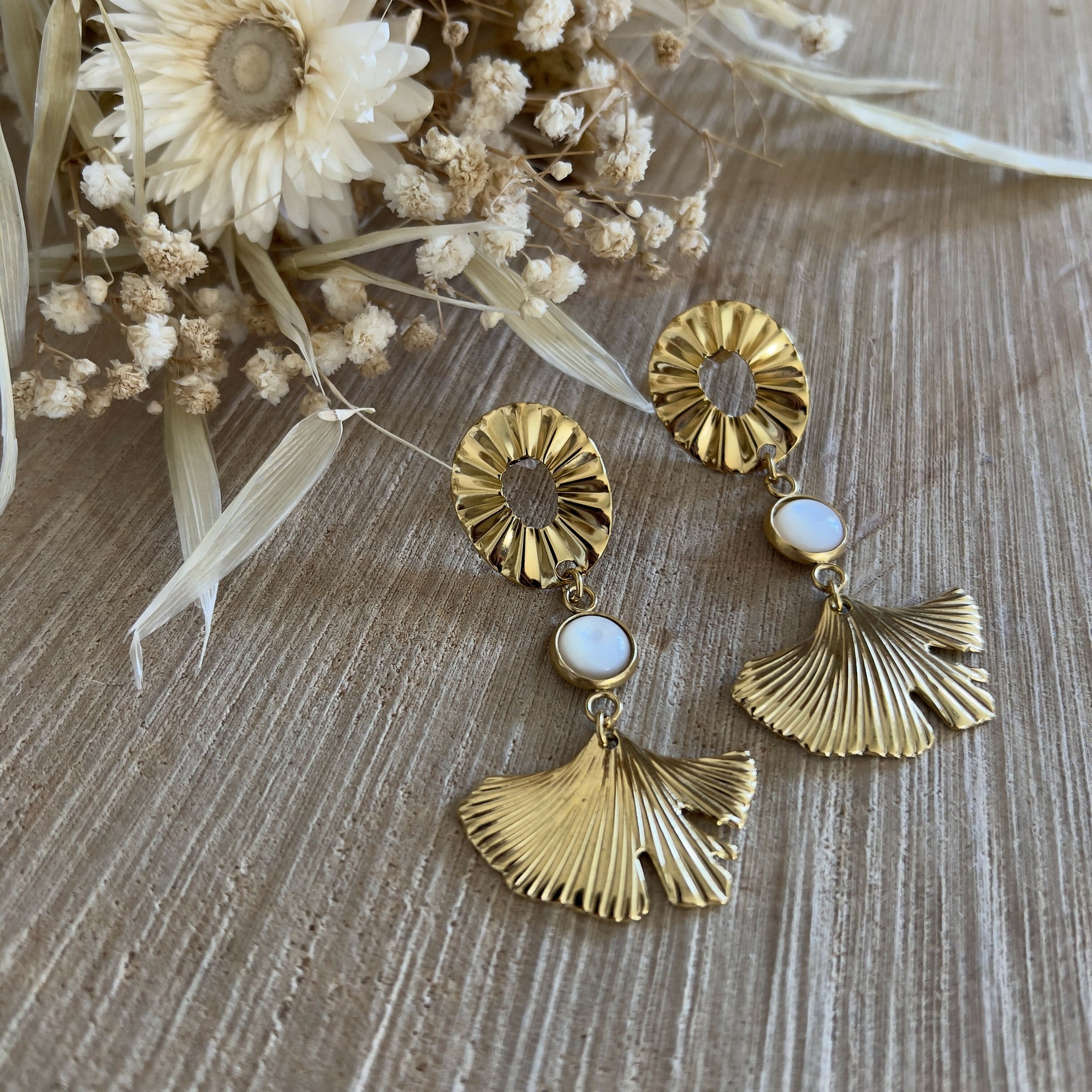 Boucles d'oreilles feuille de gingko & nacre naturelle