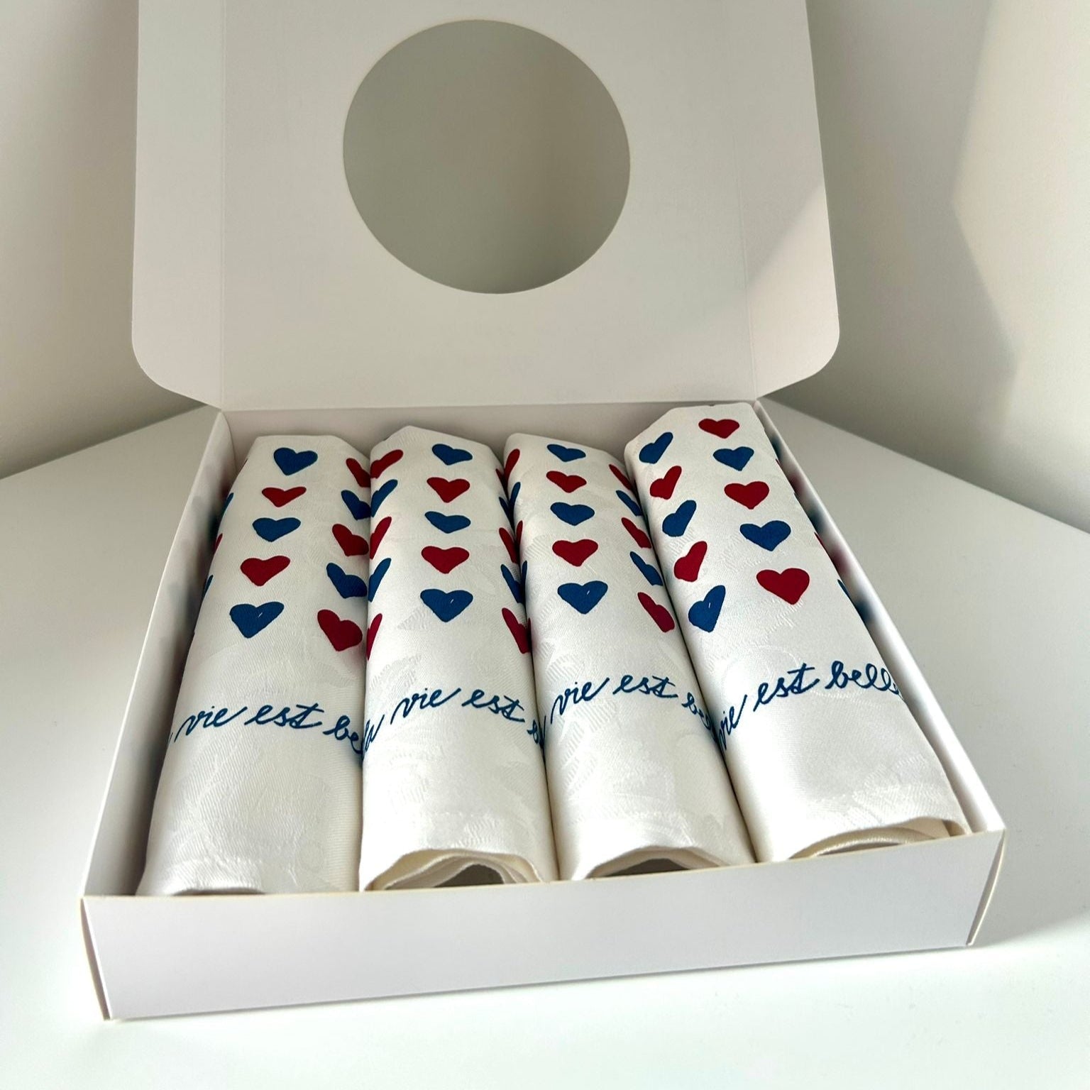 Coffret de 4 serviettes de table - La Serviette de Table - Linge de table - "La vie est belle"