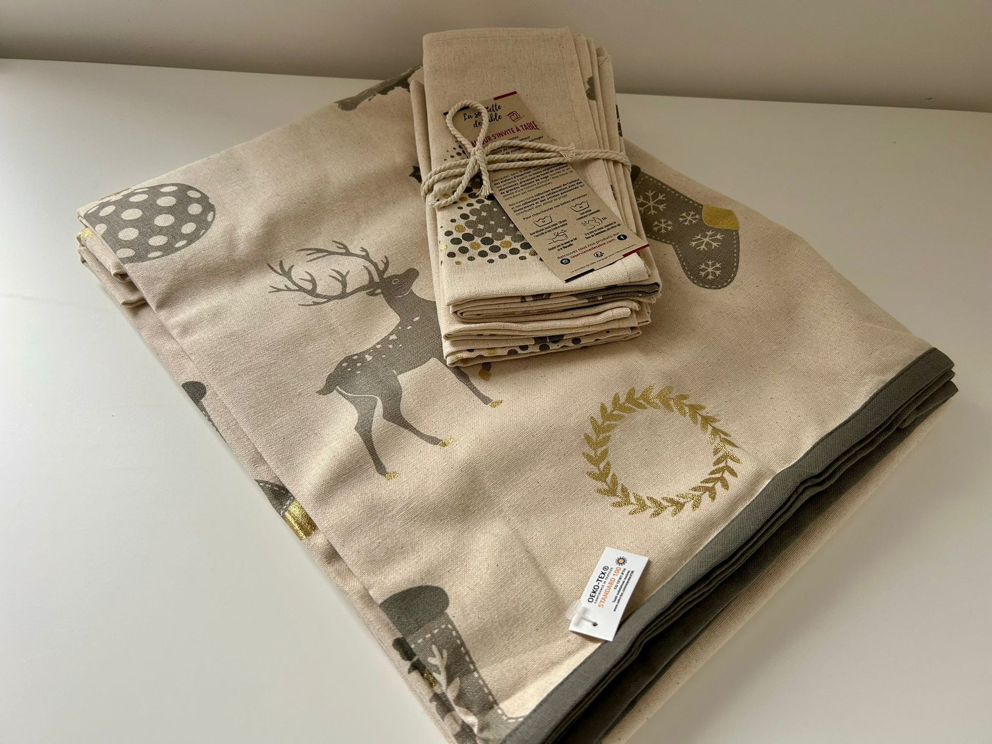 Lot d'une nappe rectangulaire 150x250cm et de 4 serviettes de table de Noël "Sapin"