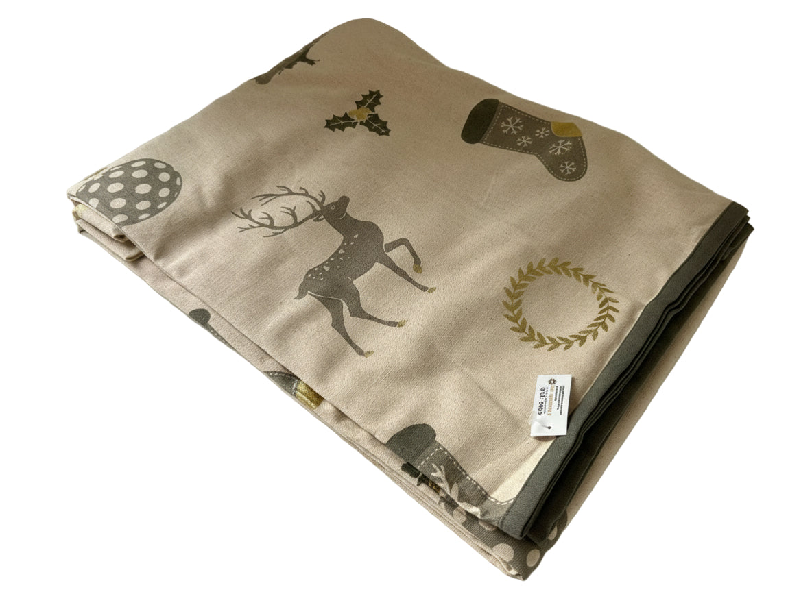 Lot d'une nappe rectangulaire 150x250cm et de 4 serviettes de table de Noël "Sapin"