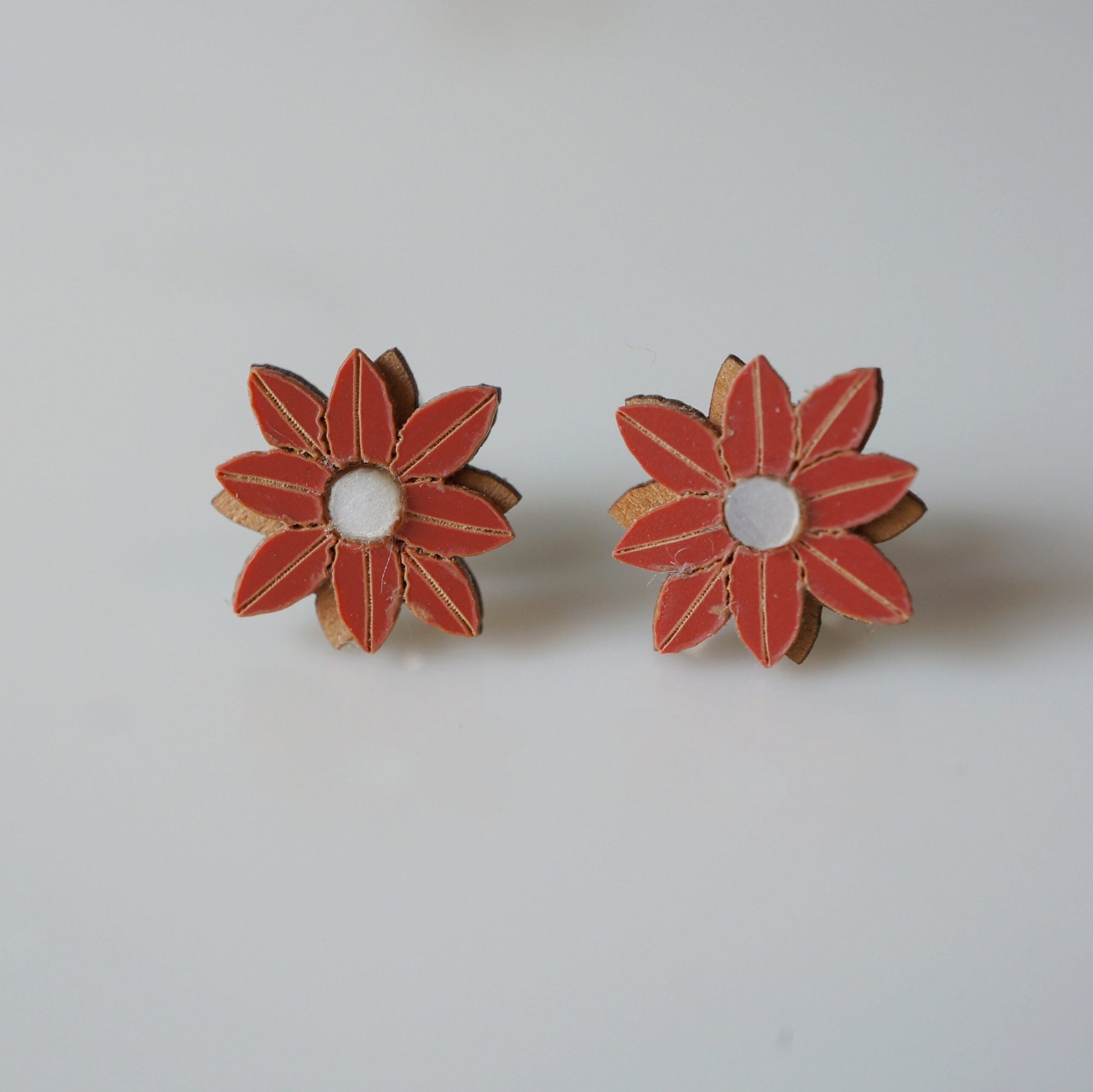 Puce d'oreille pour femme - fleur en bois et plexiglas rouge ~ Jill ~